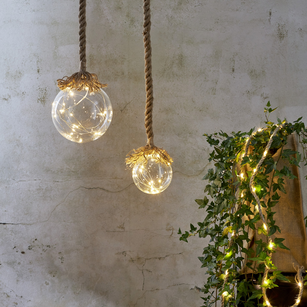 LED Glaskugel "Jutta" - mit Juteseil - 15 warmweiße LED am Draht - L: 140cm - D: 10cm - klar