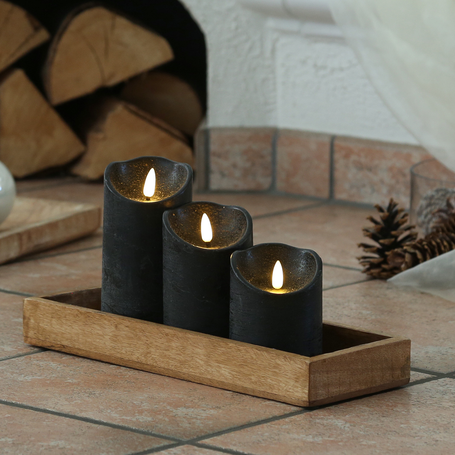 LED Stumpenkerzen RUSTIC - Echtwachs - warmweiße 3D Flamme - Batterie - Timer - schwarz - 3er Set LED Stumpenkerzen RUSTIC - Echtwachs - warmweiße 3D Flamme - Batterie - Timer - schwarz - 3er Set