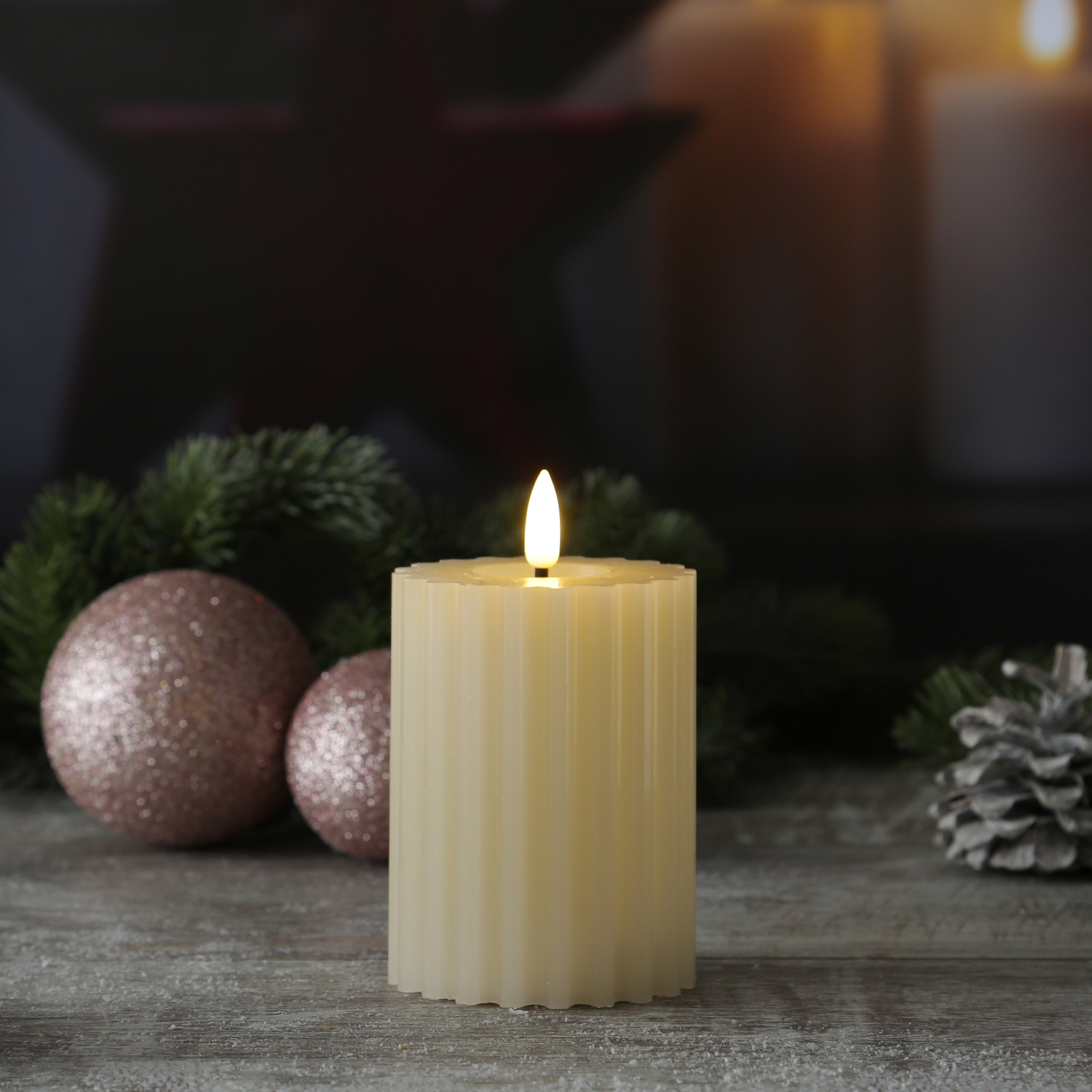 LED Kerze LIV - gerillt - Echtwachs - warmweiße 3D Flamme - H: 12cm - D: 7,5cm - Timer - creme LED Kerze LIV - gerillt - Echtwachs - warmweiße 3D Flamme - H: 12cm - D: 7,5cm - Timer - creme