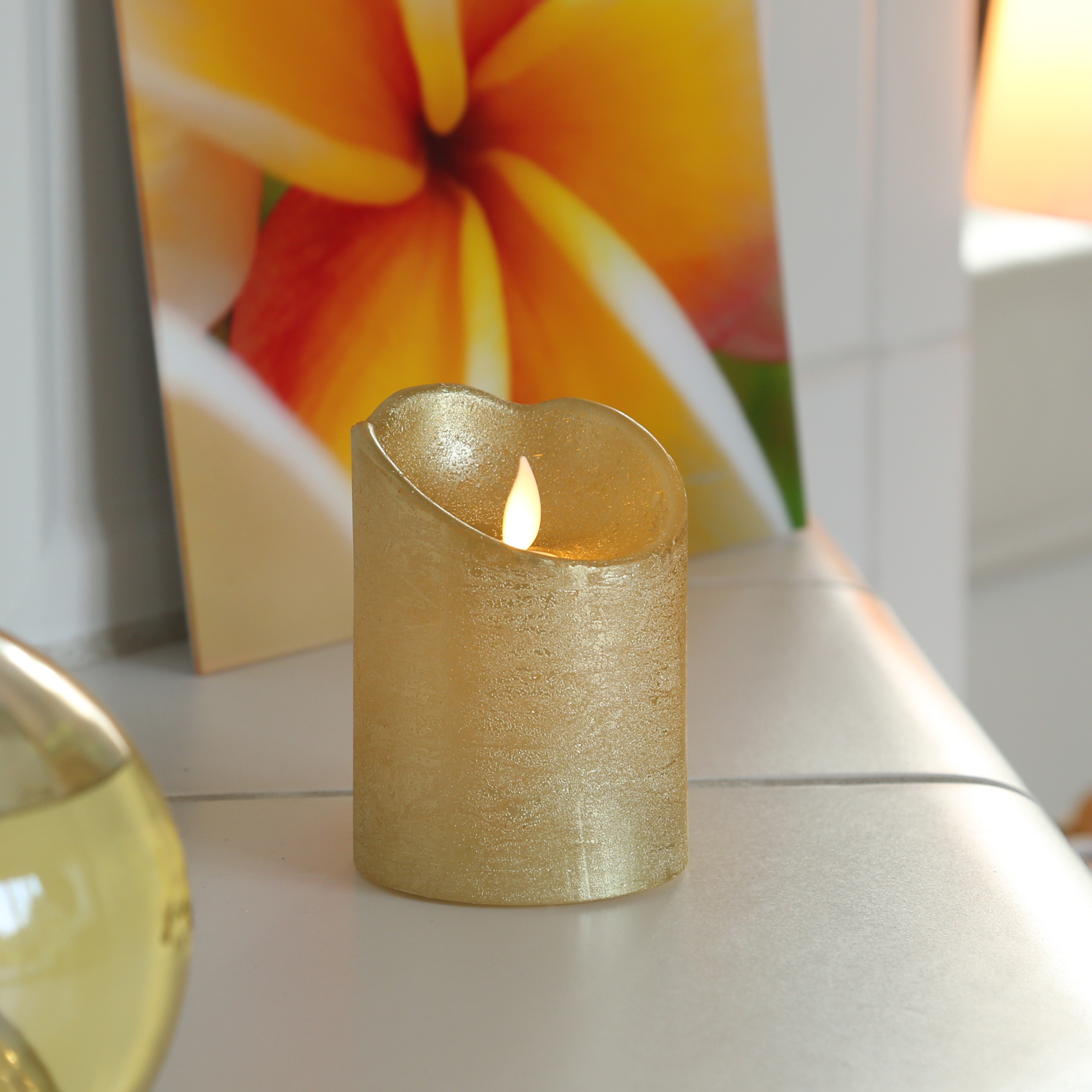 LED Kerze M-TWINKLE - Echtwachs - mechanisch bewegte Flamme - H: 10cm - D: 7,5cm - Timer - gold LED Kerze M-TWINKLE - Echtwachs - mechanisch bewegte Flamme - H: 10cm - D: 7,5cm - Timer - gold