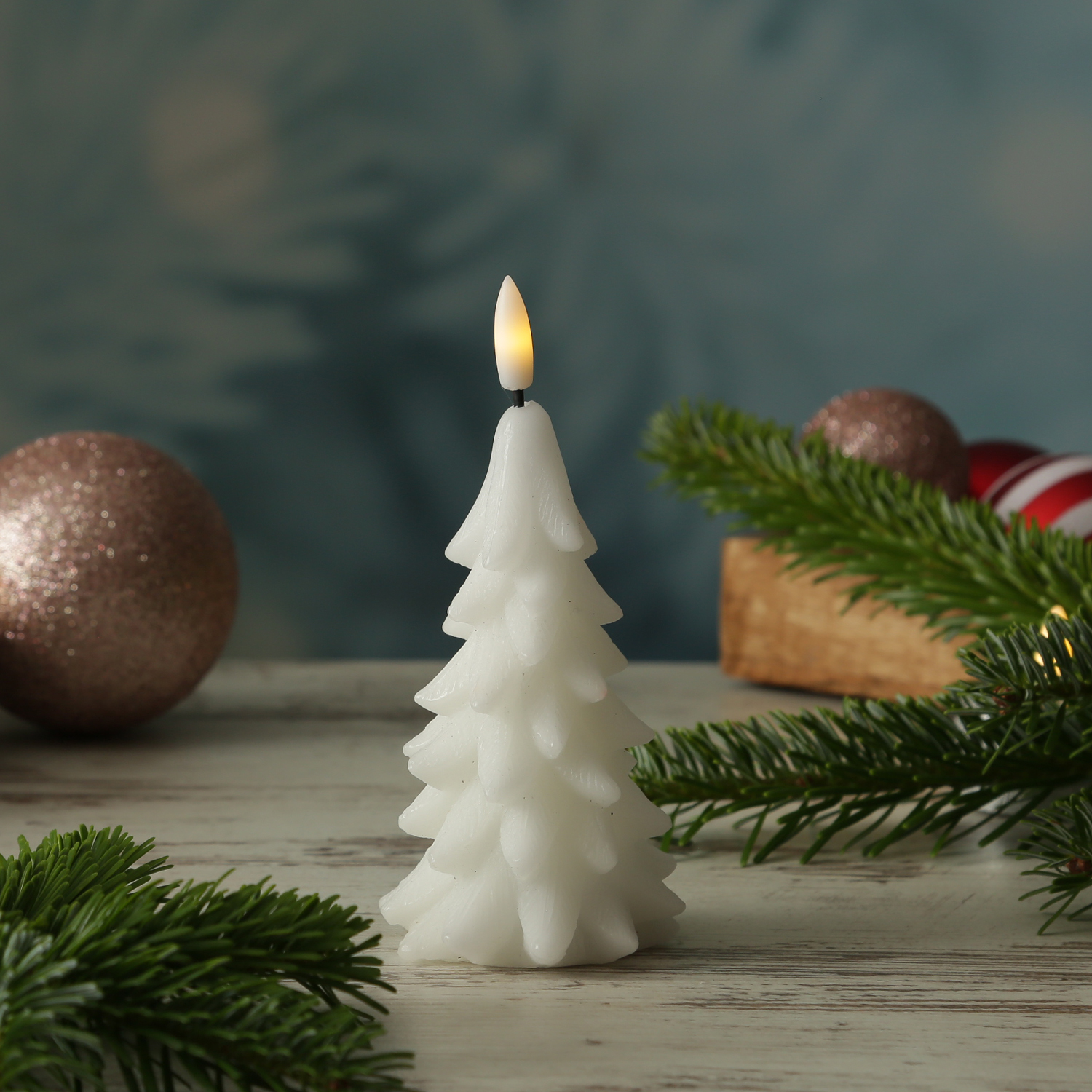 LED Kerze Tannenbaum - Echtwachs - 3D Flamme - inkl. Batterie - H: 16cm - Timer - weiß