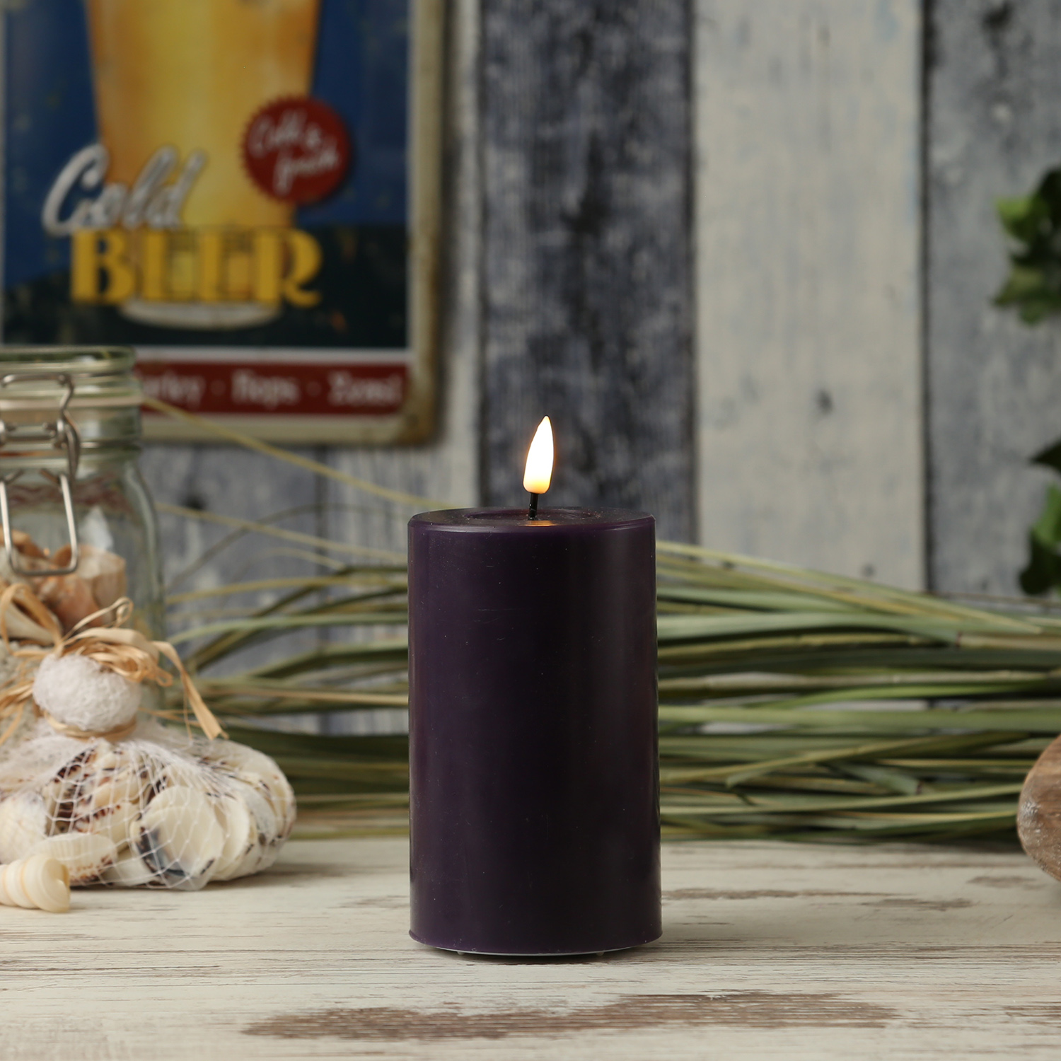 LED Stumpenkerze MIA - Echtwachs - realistische 3D Flamme - H: 12,5cm - D: 7,5cm - dunkellila LED Stumpenkerze MIA - Echtwachs - realistische 3D Flamme - H: 12,5cm - D: 7,5cm - dunkellila