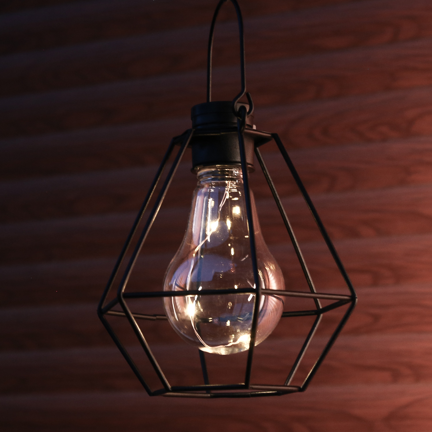 LED Solar Hängeleuchte eckig - Laterne - 3 warmweiße LED - H: 14,5cm - Dämmerungssensor - schwarz LED Solar Hängeleuchte eckig - Laterne - 3 warmweiße LED - H: 14,5cm - Dämmerungssensor - schwarz