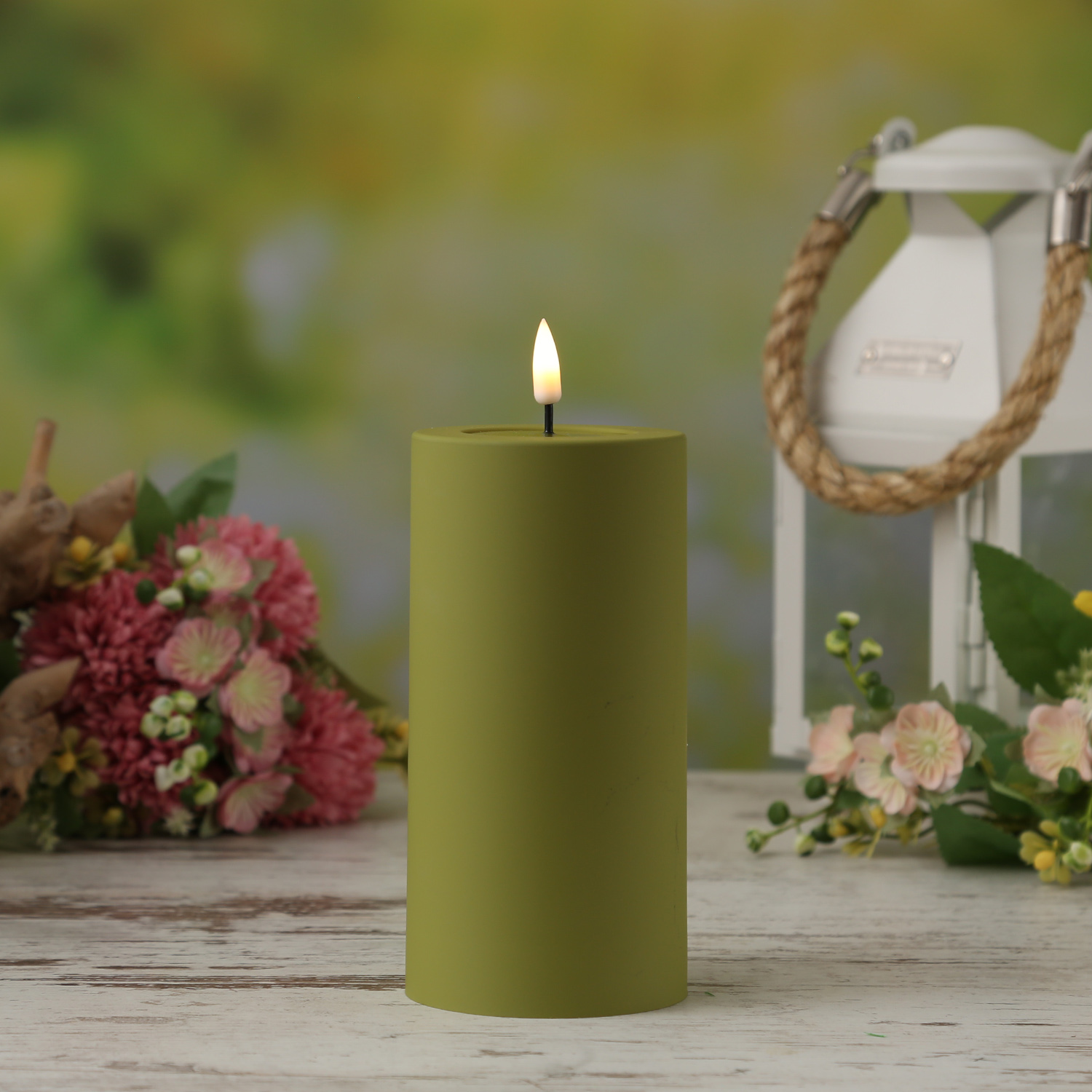 LED Stumpenkerze MIA - Kunststoff - 3D Flamme - H: 15cm - D: 7,5cm - für Außen - olivgrün LED Stumpenkerze MIA - Kunststoff - 3D Flamme - H: 15cm - D: 7,5cm - für Außen - olivgrün