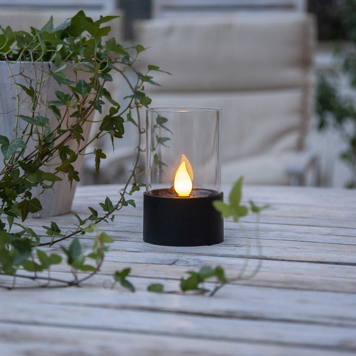 LED Solar Windlicht - warmweiße Flamme - H: 14cm - D: 8,5cm - Dämmerungssensor LED Solar Windlicht - warmweiße Flamme - H: 14cm - D: 8,5cm - Dämmerungssensor