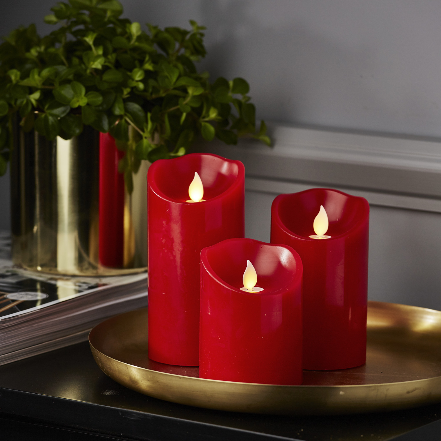 LED Stumpenkerze TWINKLE - bewegte, warmweiße LED Flamme - H: 15cm, D: 7,5cm - Timer - rot LED Stumpenkerze TWINKLE - bewegte, warmweiße LED Flamme - H: 15cm, D: 7,5cm - Timer - rot