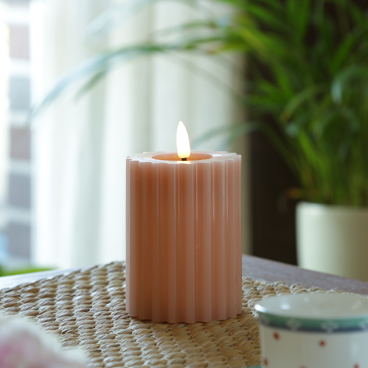 LED Kerze LIV - gerillt - Echtwachs - warmweiße 3D Flamme - H: 12cm - D: 7,5cm - Timer - altrosa LED Kerze LIV - gerillt - Echtwachs - warmweiße 3D Flamme - H: 12cm - D: 7,5cm - Timer - altrosa