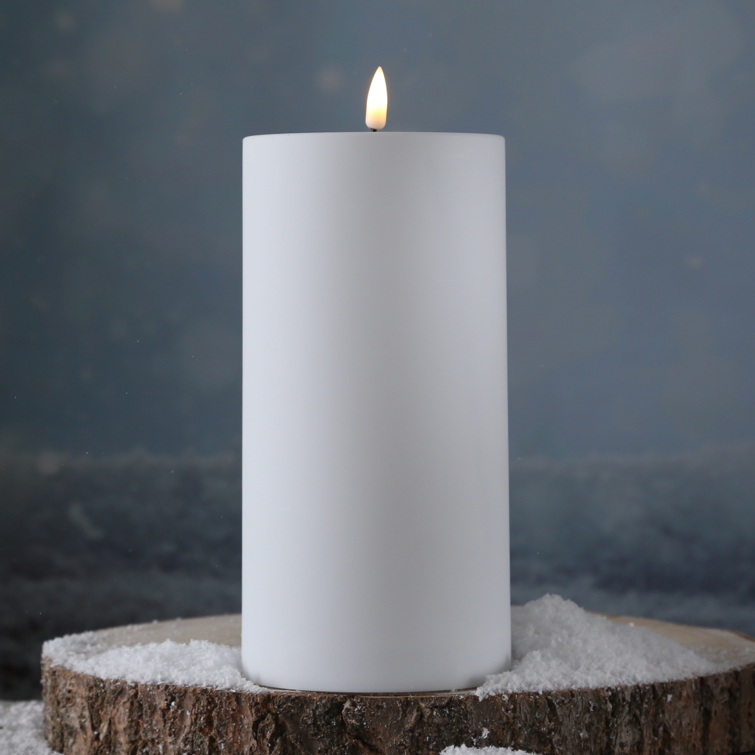 LED Stumpenkerze MIA - Kunststoff - realistische 3D Flamme - H: 20cm, D: 10cm - outdoor - weiß LED Stumpenkerze MIA - Kunststoff - realistische 3D Flamme - H: 20cm, D: 10cm - outdoor - weiß