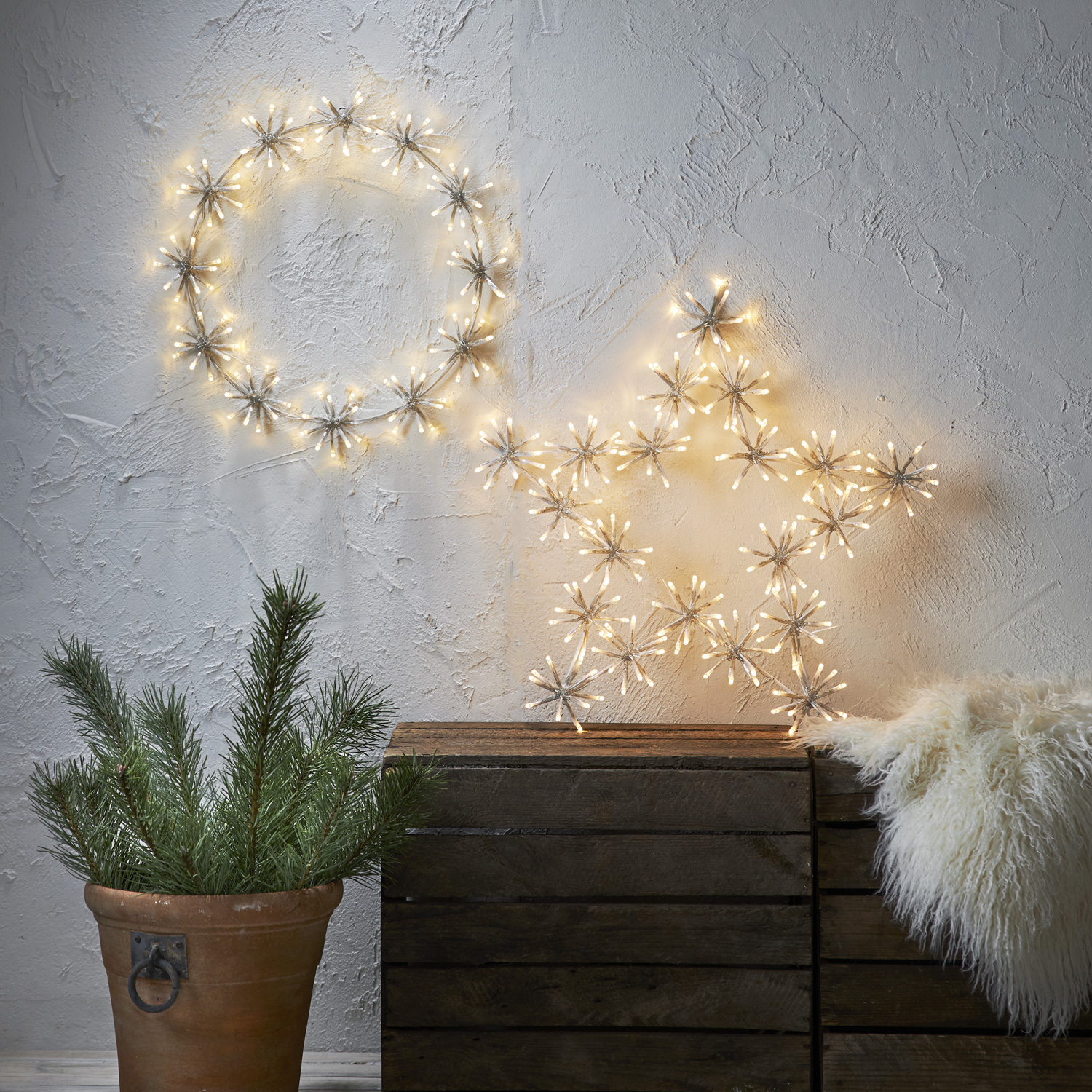 LED Kranz - Wanddeko - hängend - 120 warmweiße LED - D: 50cm - Außentrafo - weiß