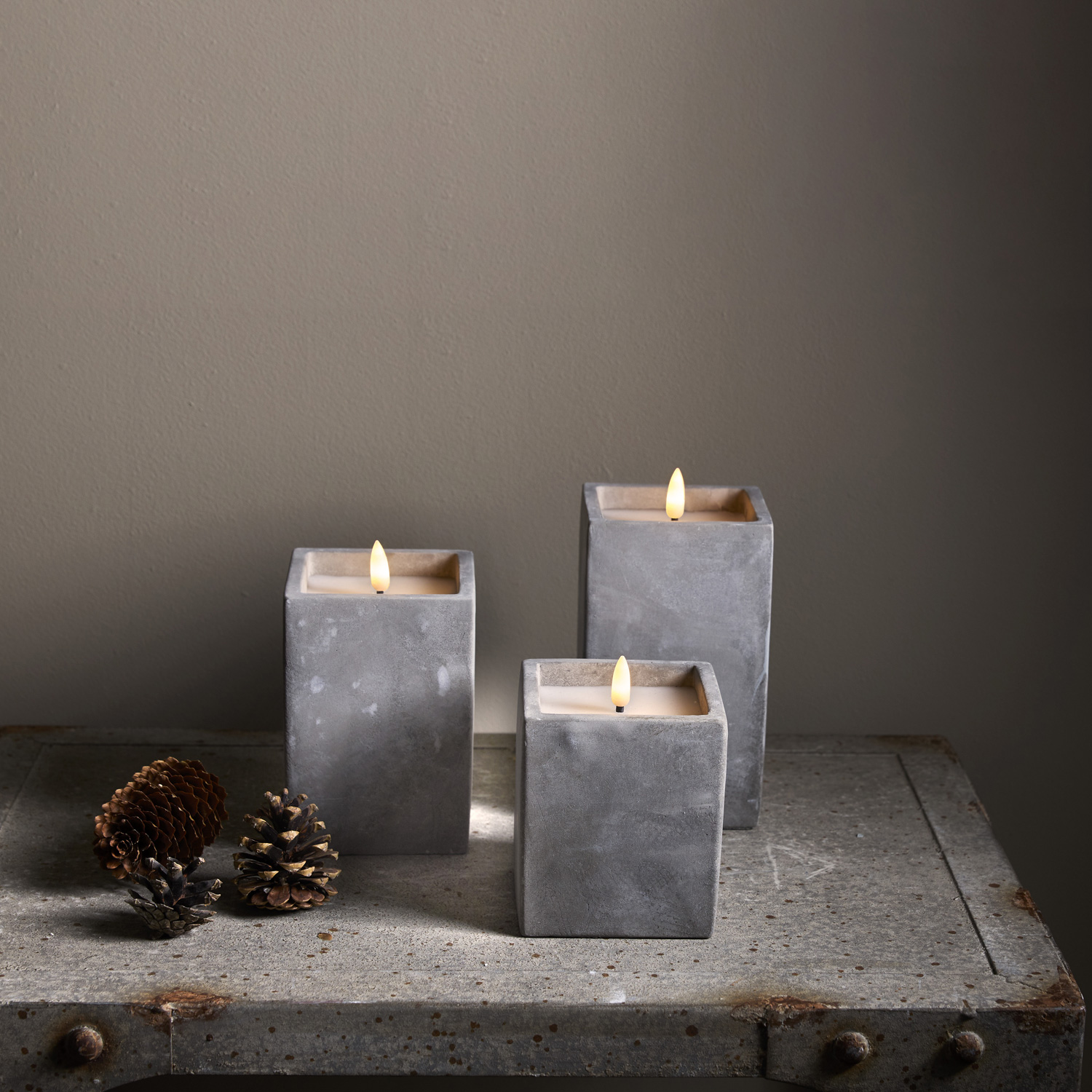 LED Kerze Flamme in Betontoptik - Zement/Echtwachs - flackernde 3D Flamme - Timer - H: 14,5cm - grau LED Kerze Flamme in Betontoptik - Zement/Echtwachs - flackernde 3D Flamme - Timer - H: 14,5cm - grau