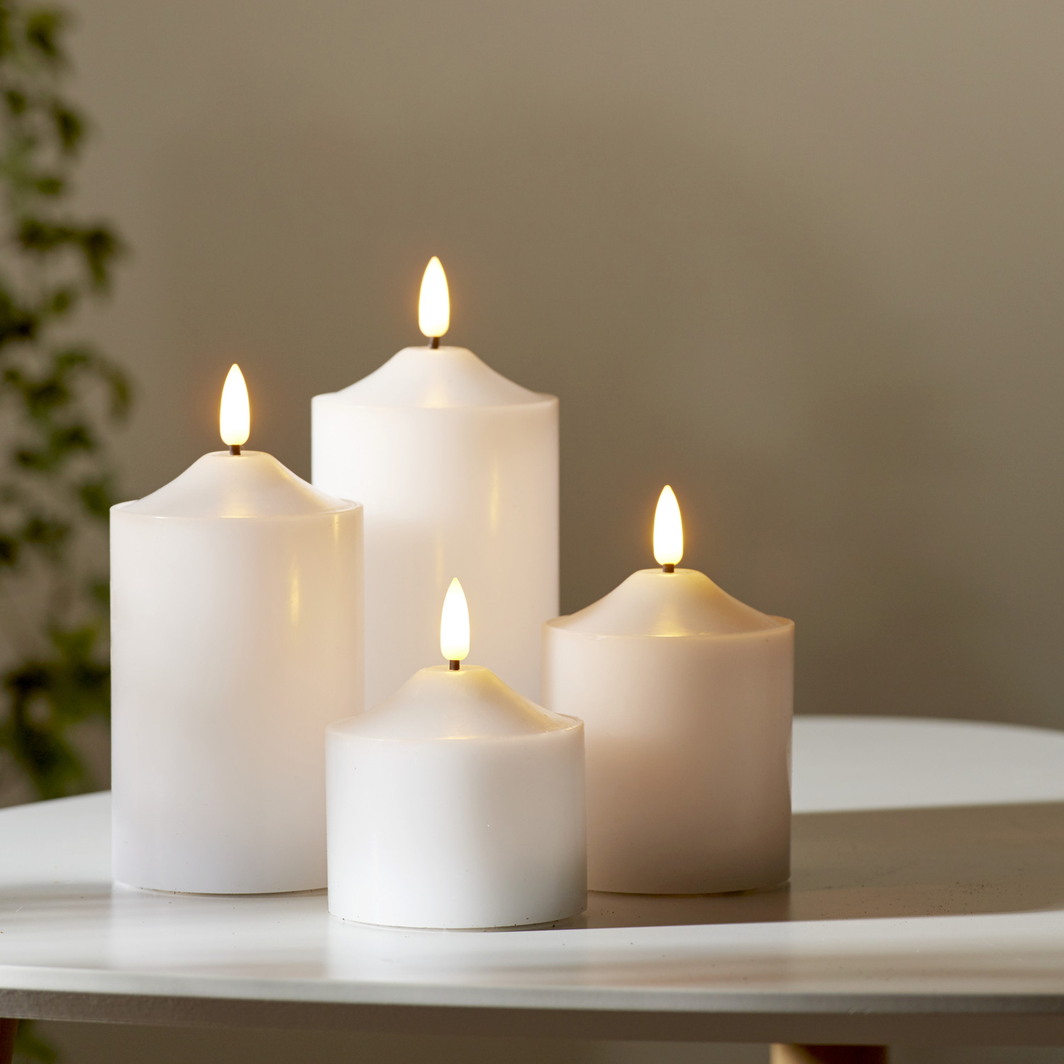 LED Stumpenkerze Flamme - Echtwachs - warmweiße 3D Flamme - H: 15cm - Batterie - Timer - weiß LED Stumpenkerze Flamme - Echtwachs - warmweiße 3D Flamme - H: 15cm - Batterie - Timer - weiß