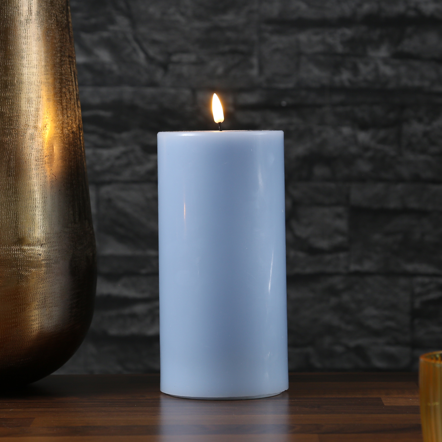 LED Stumpenkerze MIA - Echtwachs - realistische 3D Flamme - H: 20cm - D: 10cm - hellblau LED Stumpenkerze MIA - Echtwachs - realistische 3D Flamme - H: 20cm - D: 10cm - hellblau