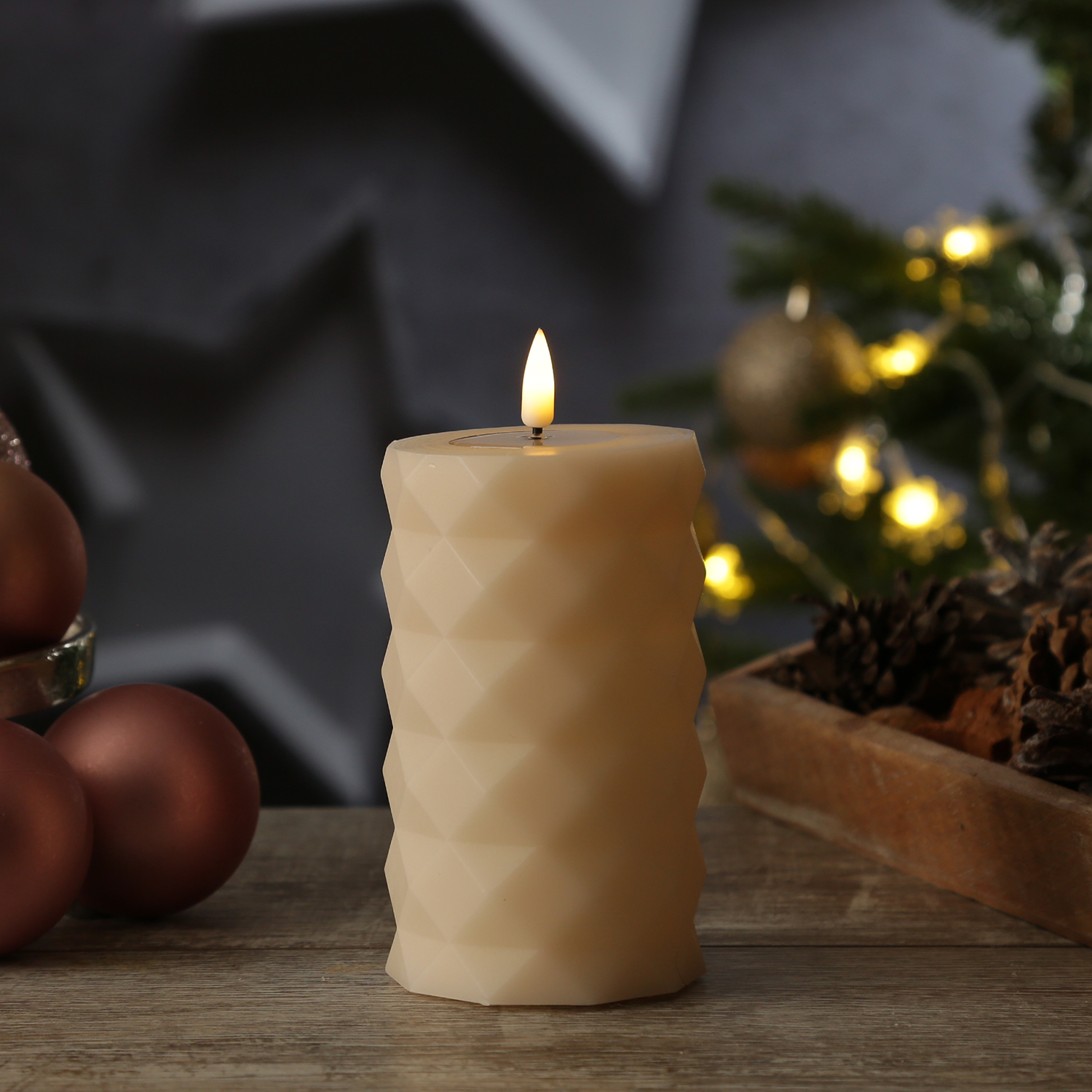 LED Stumpenkerze MIA - Rautenmuster - Echtwachs - 3D Flamme - H: 12,5cm - D: 7,5cm - creme LED Stumpenkerze MIA - Rautenmuster - Echtwachs - 3D Flamme - H: 12,5cm - D: 7,5cm - creme