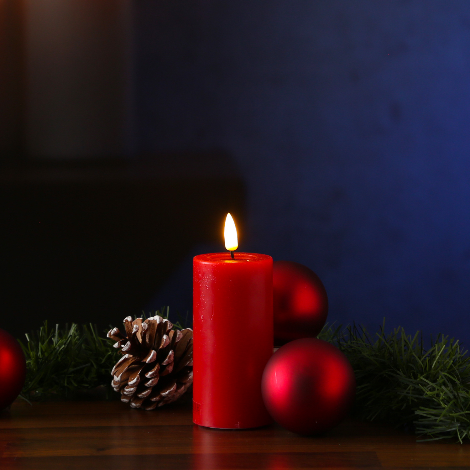 LED Stumpenkerze MIA - Echtwachs - realistische 3D Flamme - H: 10cm - D: 5cm - rot LED Stumpenkerze MIA - Echtwachs - realistische 3D Flamme - H: 10cm - D: 5cm - rot