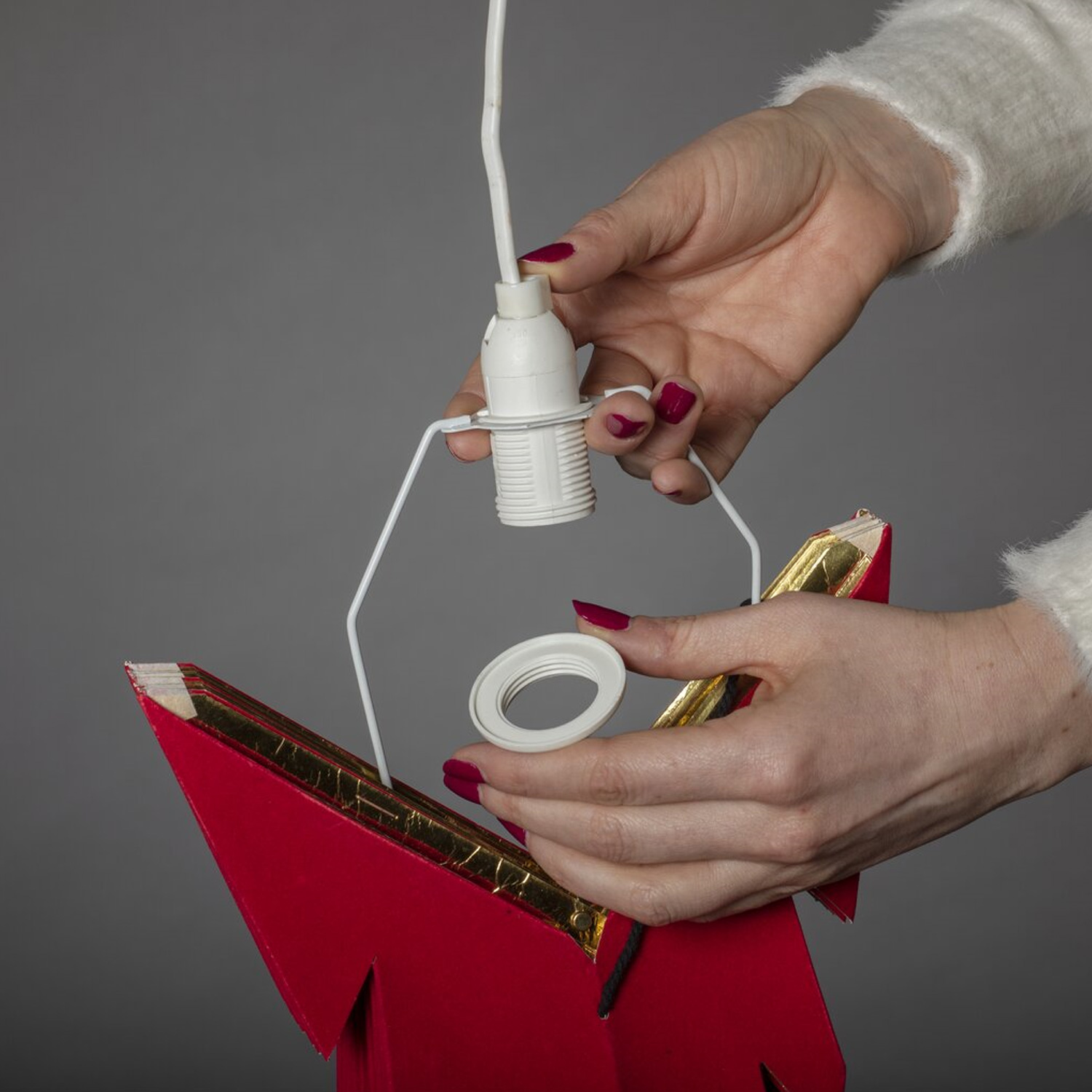 Roter Papierstern mit rotem Samt - 7-zackig - hängend - D: 78cm - inkl. E14 Fassung u. Kabel Roter Papierstern mit rotem Samt - 7-zackig - hängend - D: 78cm - inkl. E14 Fassung u. Kabel