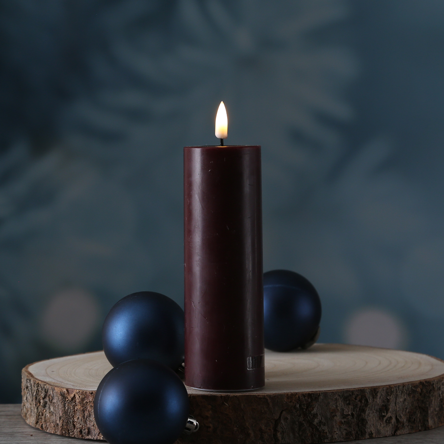 LED Stumpenkerze MIA - Echtwachs - realistische 3D Flamme - H: 15cm - D: 5cm - weinrot LED Stumpenkerze MIA - Echtwachs - realistische 3D Flamme - H: 15cm - D: 5cm - weinrot