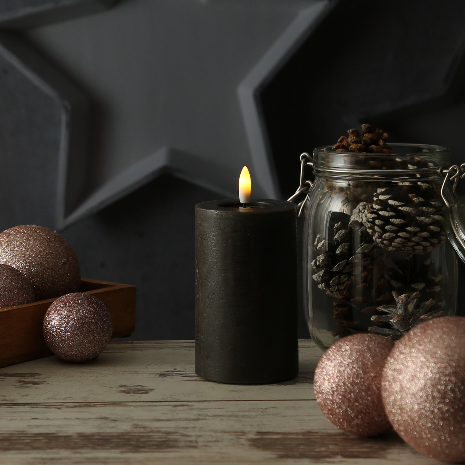 LED Kerze LINA - Rustik-Optik - Echtwachs - H: 11cm - D: 7cm - Batterie - Timer - schwarz