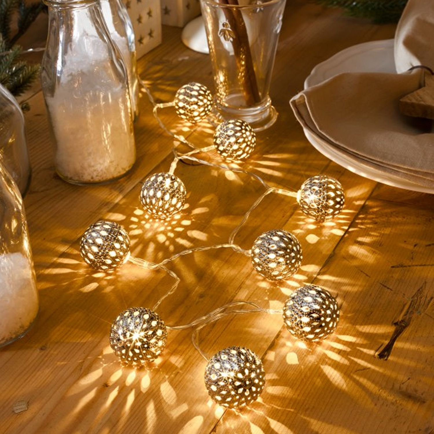 LED Dekolichterkette Metallkugeln - 8 warmweiße LED - D: 4cm - L: 0,7m - Batterie - silber LED Dekolichterkette Metallkugeln - 8 warmweiße LED - D: 4cm - L: 0,7m - Batterie - silber