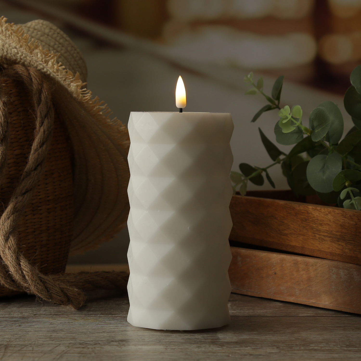 LED Stumpenkerze MIA - Rautenmuster - Echtwachs - 3D Flamme - H: 15cm - D: 7,5cm - weiß LED Stumpenkerze MIA - Rautenmuster - Echtwachs - 3D Flamme - H: 15cm - D: 7,5cm - weiß