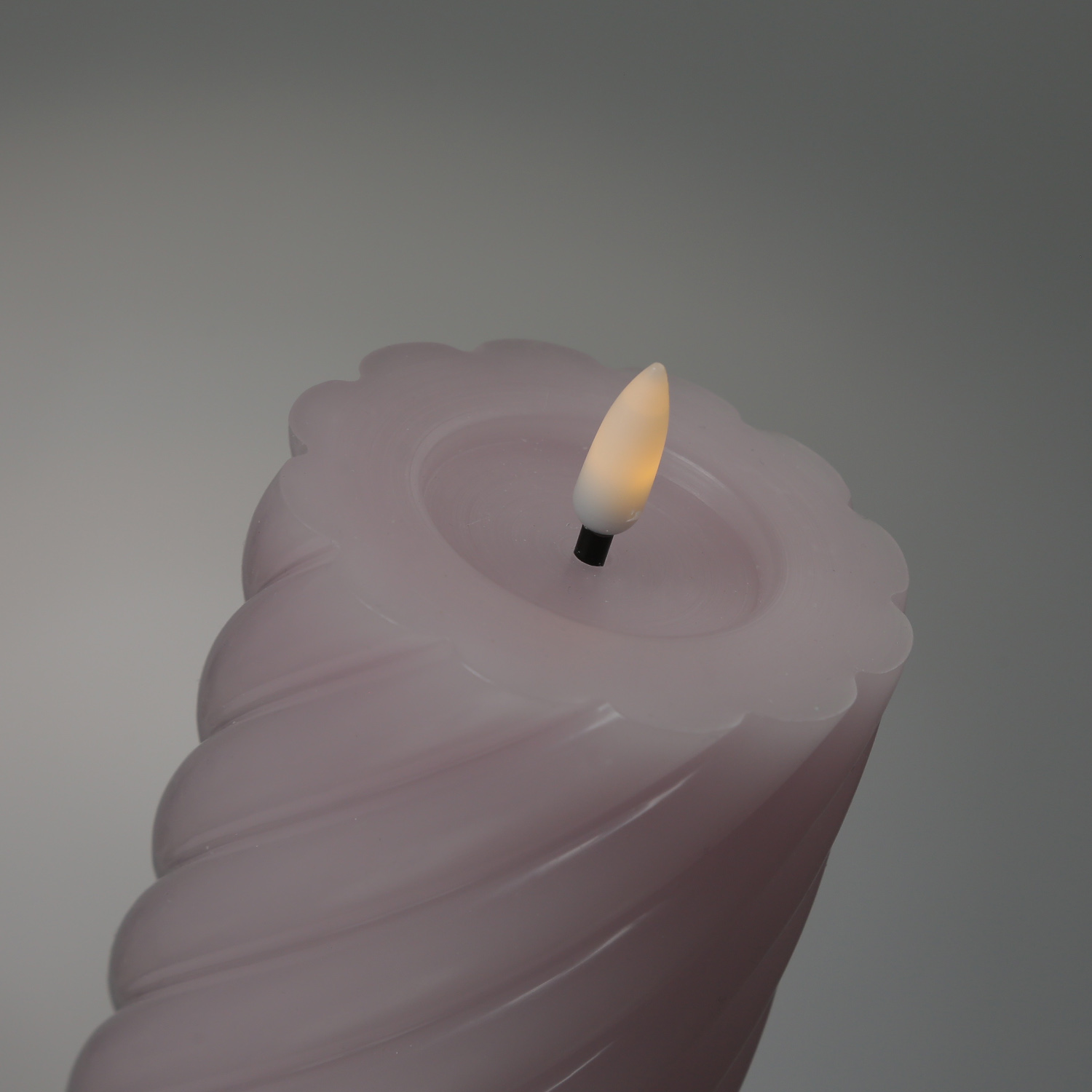 LED Stumpenkerze TWIST - Echtwachs - warmweiße 3D Flamme - H: 15cm - Batterie - Timer - flieder LED Stumpenkerze TWIST - Echtwachs - warmweiße 3D Flamme - H: 15cm - Batterie - Timer - flieder