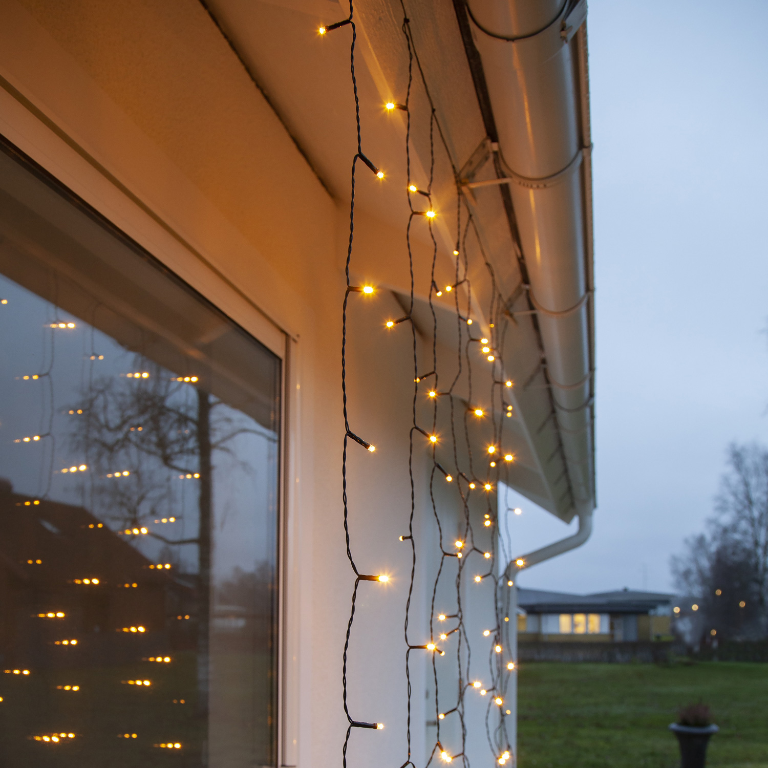 LED Lichtvorhang - Serie LED - outdoor - 80 ultra warmweiße LED - L: 1,3m, H: 1,3m - schwarzes Kabel LED Lichtvorhang - Serie LED - outdoor - 80 ultra warmweiße LED - L: 1,3m, H: 1,3m - schwarzes Kabel