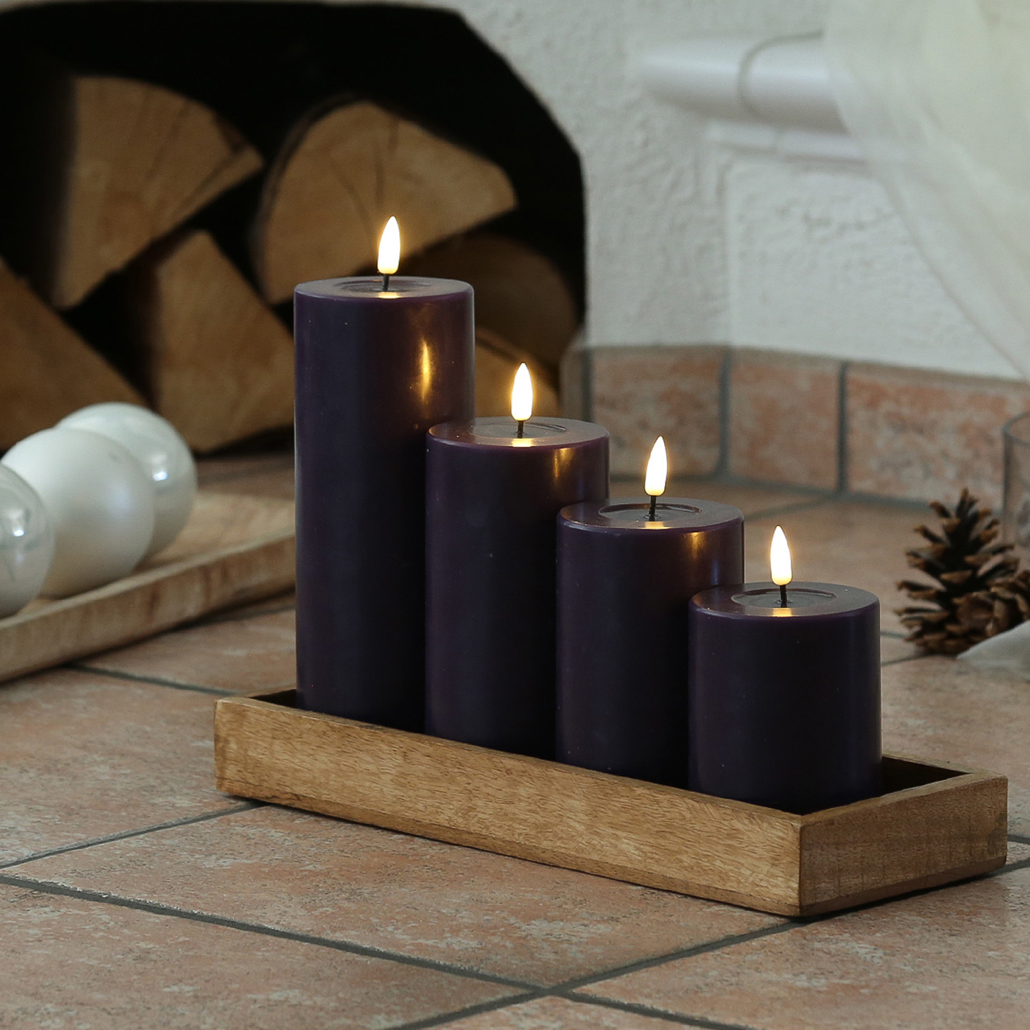 LED Stumpenkerze MIA - Echtwachs - realistische 3D Flamme - H: 12,5cm - D: 7,5cm - dunkellila LED Stumpenkerze MIA - Echtwachs - realistische 3D Flamme - H: 12,5cm - D: 7,5cm - dunkellila