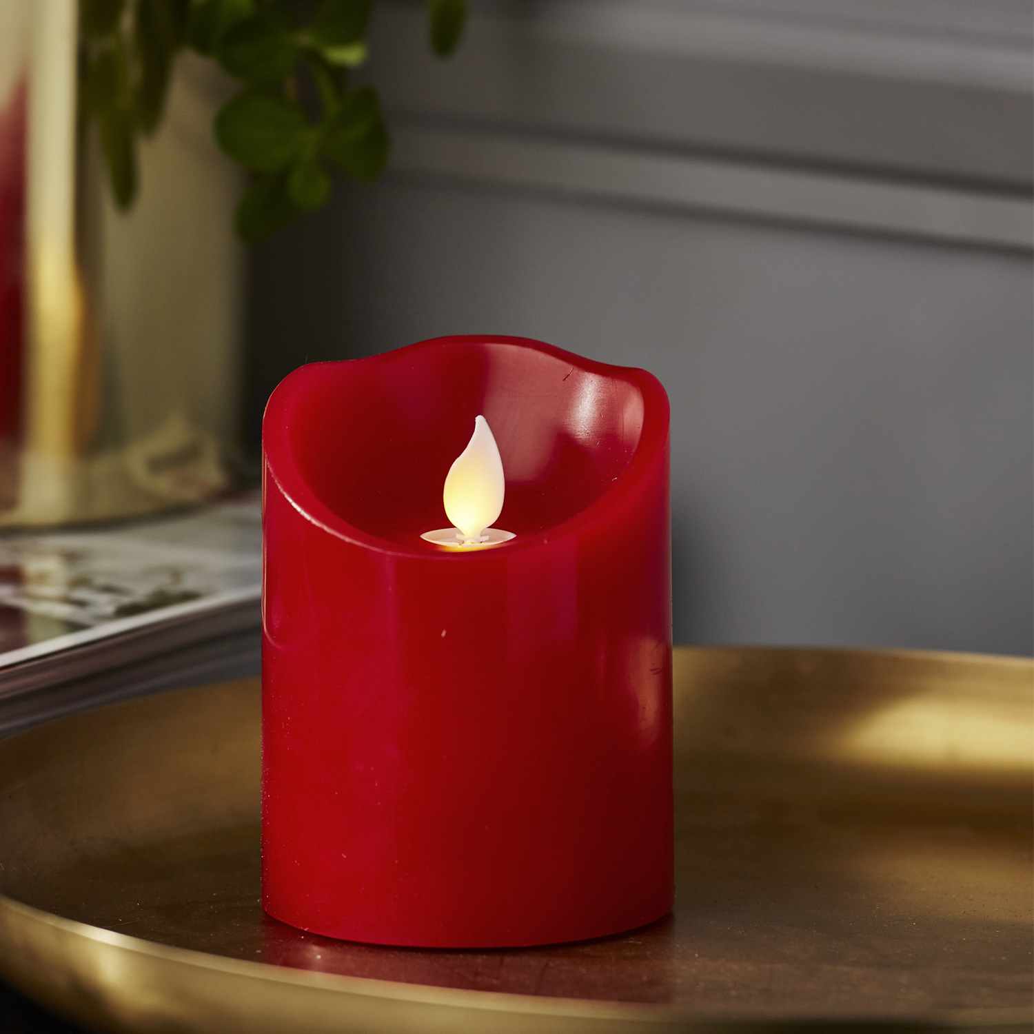 LED Stumpenkerze TWINKLE - bewegte, warmweiße LED Flamme - H: 10cm, D: 7,5cm - Timer - rot LED Stumpenkerze TWINKLE - bewegte, warmweiße LED Flamme - H: 10cm, D: 7,5cm - Timer - rot