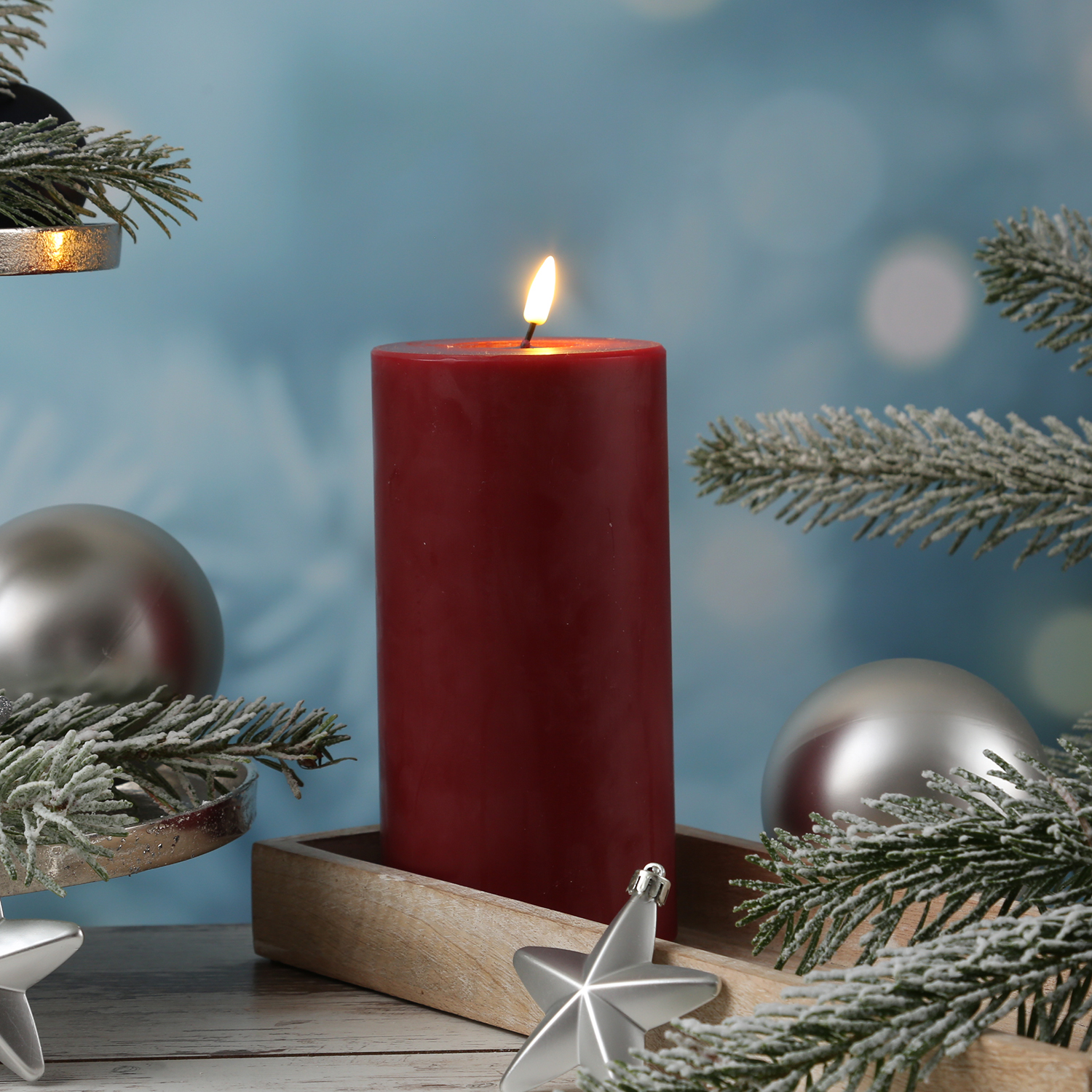 LED Stumpenkerze MIA - Echtwachs - realistische 3D Flamme - H: 20cm - D: 10cm - bordeauxrot LED Stumpenkerze MIA - Echtwachs - realistische 3D Flamme - H: 20cm - D: 10cm - bordeauxrot