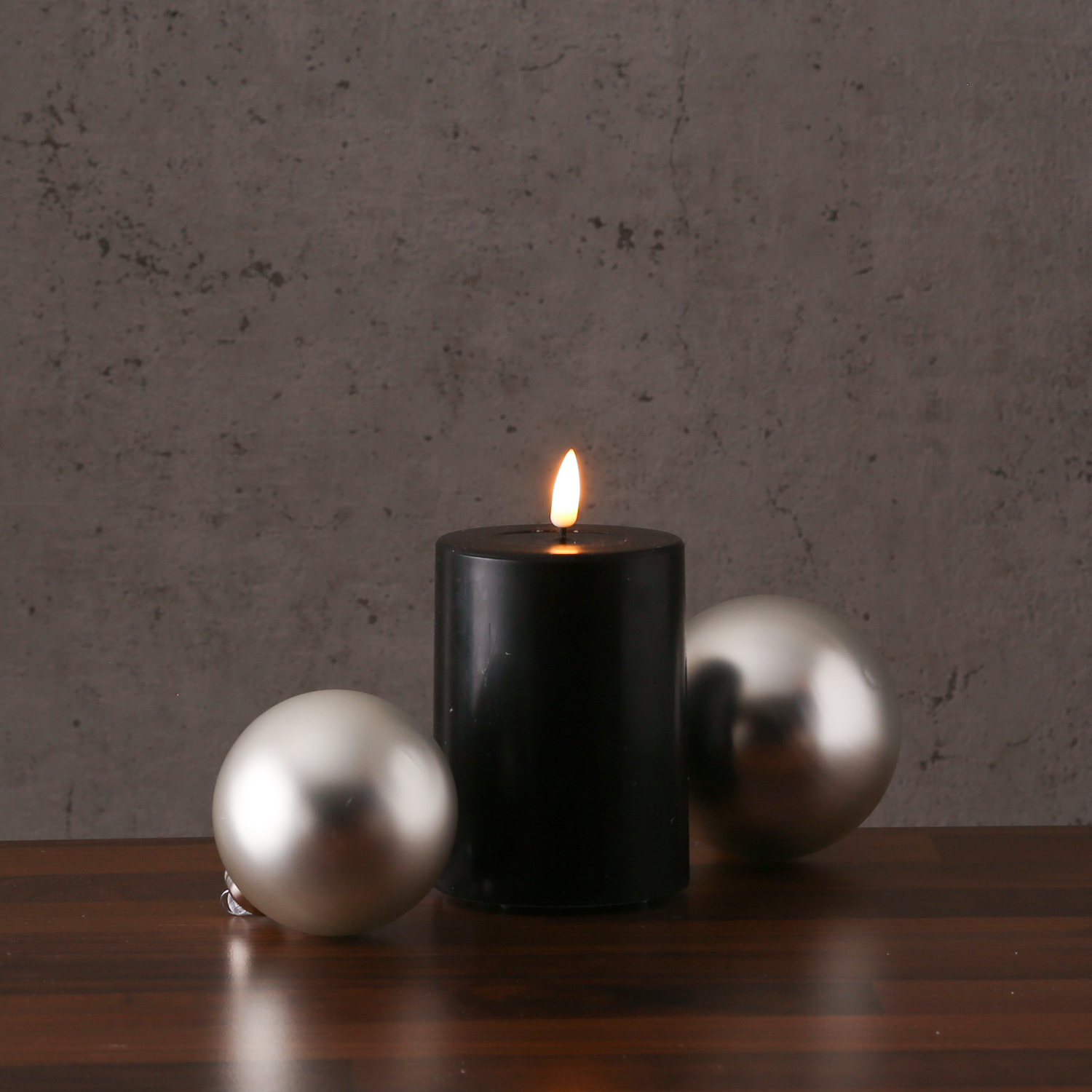 LED Stumpenkerze MIA - Echtwachs - realistische 3D Flamme - H: 10cm - Batteriebetrieb - schwarz LED Stumpenkerze MIA - Echtwachs - realistische 3D Flamme - H: 10cm - Batteriebetrieb - schwarz