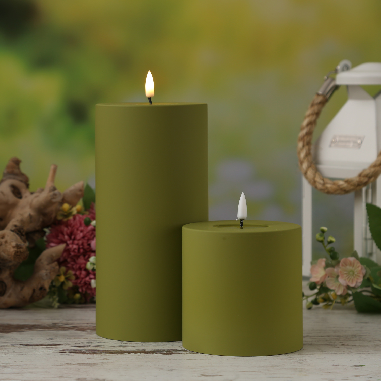 LED Stumpenkerze MIA - Kunststoff - 3D Flamme - H: 10cm - D: 10cm - für Außen - olivgrün LED Stumpenkerze MIA - Kunststoff - 3D Flamme - H: 10cm - D: 10cm - für Außen - olivgrün