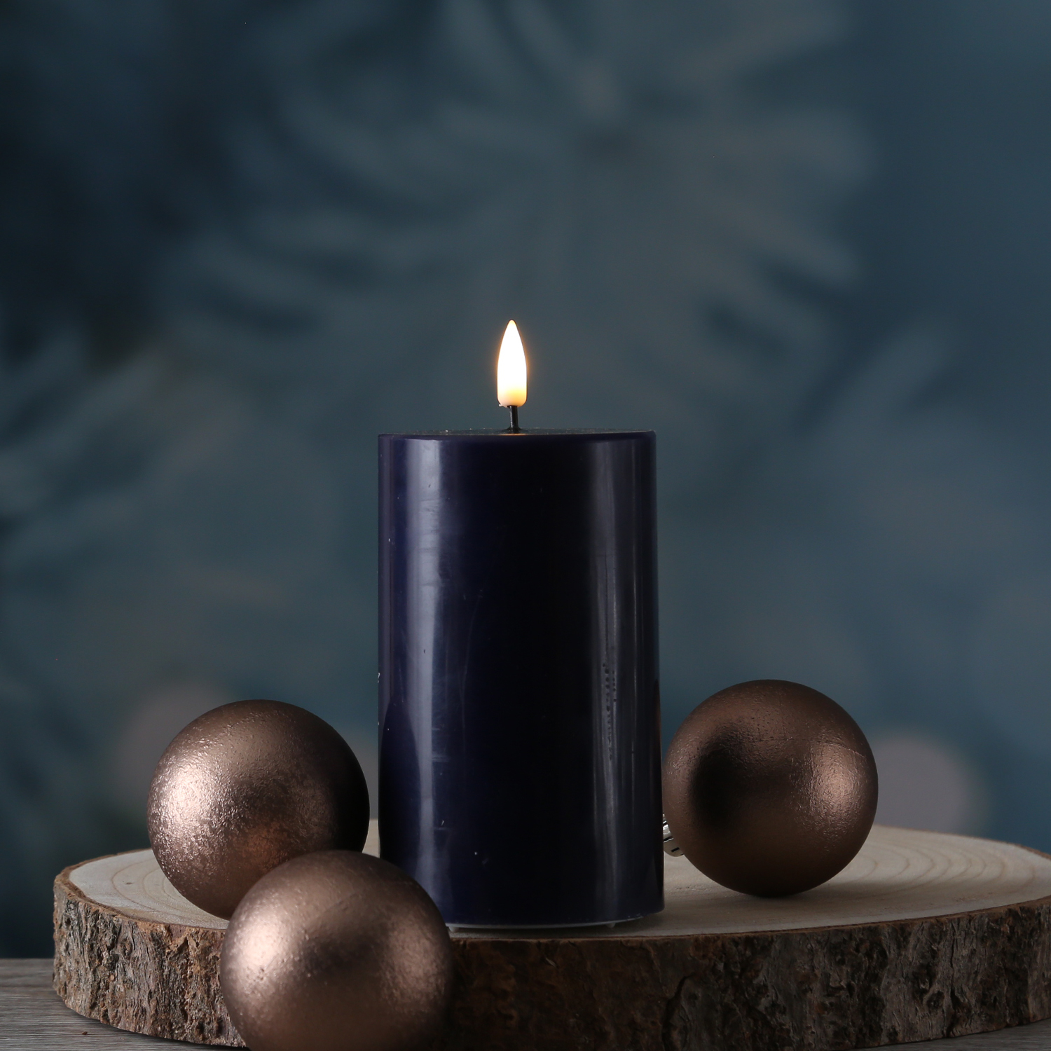 LED Stumpenkerze MIA - Echtwachs - realistische 3D Flamme - H: 12,5cm - D: 7,5cm - königsblau LED Stumpenkerze MIA - Echtwachs - realistische 3D Flamme - H: 12,5cm - D: 7,5cm - königsblau