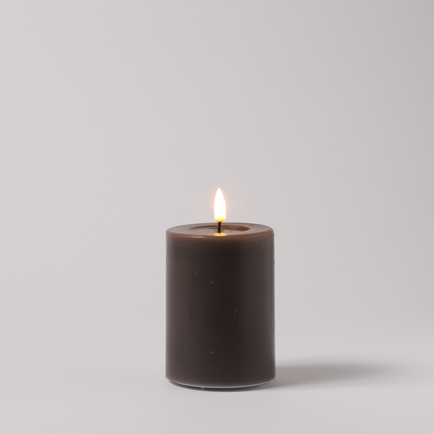 LED Stumpenkerze MIA - Echtwachs - realistische 3D Flamme - H: 10cm - Batteriebetrieb - mokkafarben LED Stumpenkerze MIA - Echtwachs - realistische 3D Flamme - H: 10cm - Batteriebetrieb - mokkafarben