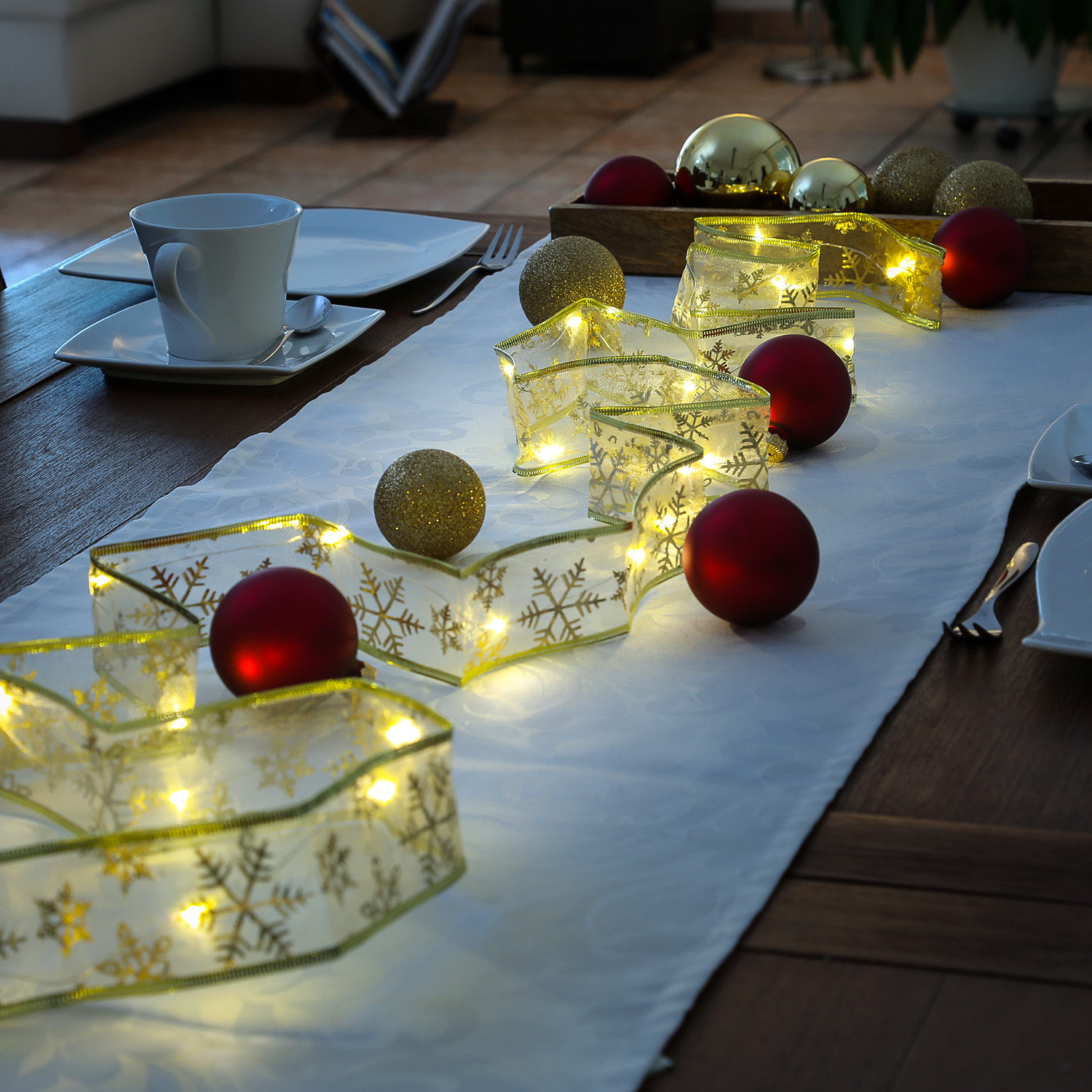 LED Seidenband Lichterkette - Geschenkband - Schneeflockenmotiv - 30 LED - L: 2,7m - Batterie - gold LED Seidenband Lichterkette - Geschenkband - Schneeflockenmotiv - 30 LED - L: 2,7m - Batterie - gold