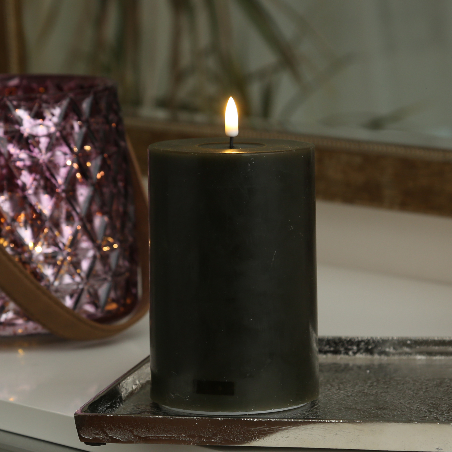 LED Stumpenkerze MIA - Echtwachs - realistische 3D Flamme - H: 15cm - D: 10cm - dunkelgrün LED Stumpenkerze MIA - Echtwachs - realistische 3D Flamme - H: 15cm - D: 10cm - dunkelgrün