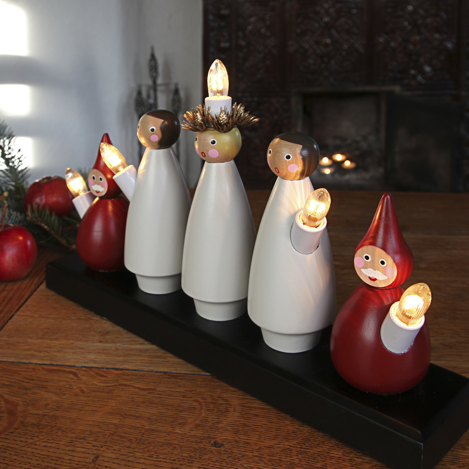 Fensterleuchter "Lucia Chor" - 5flammig - warmweiße Glühlampen - H: 22cm, L. 33cm - Weiß/Rot Fensterleuchter "Lucia Chor" - 5flammig - warmweiße Glühlampen - H: 22cm, L. 33cm - Weiß/Rot