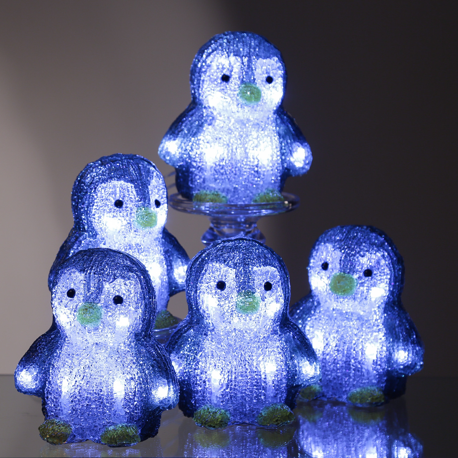 LED Pinguine - Acrylfigur - 50 kaltweiße LED - H: 14cm - Timer - Batteriebetrieb - für Außen
