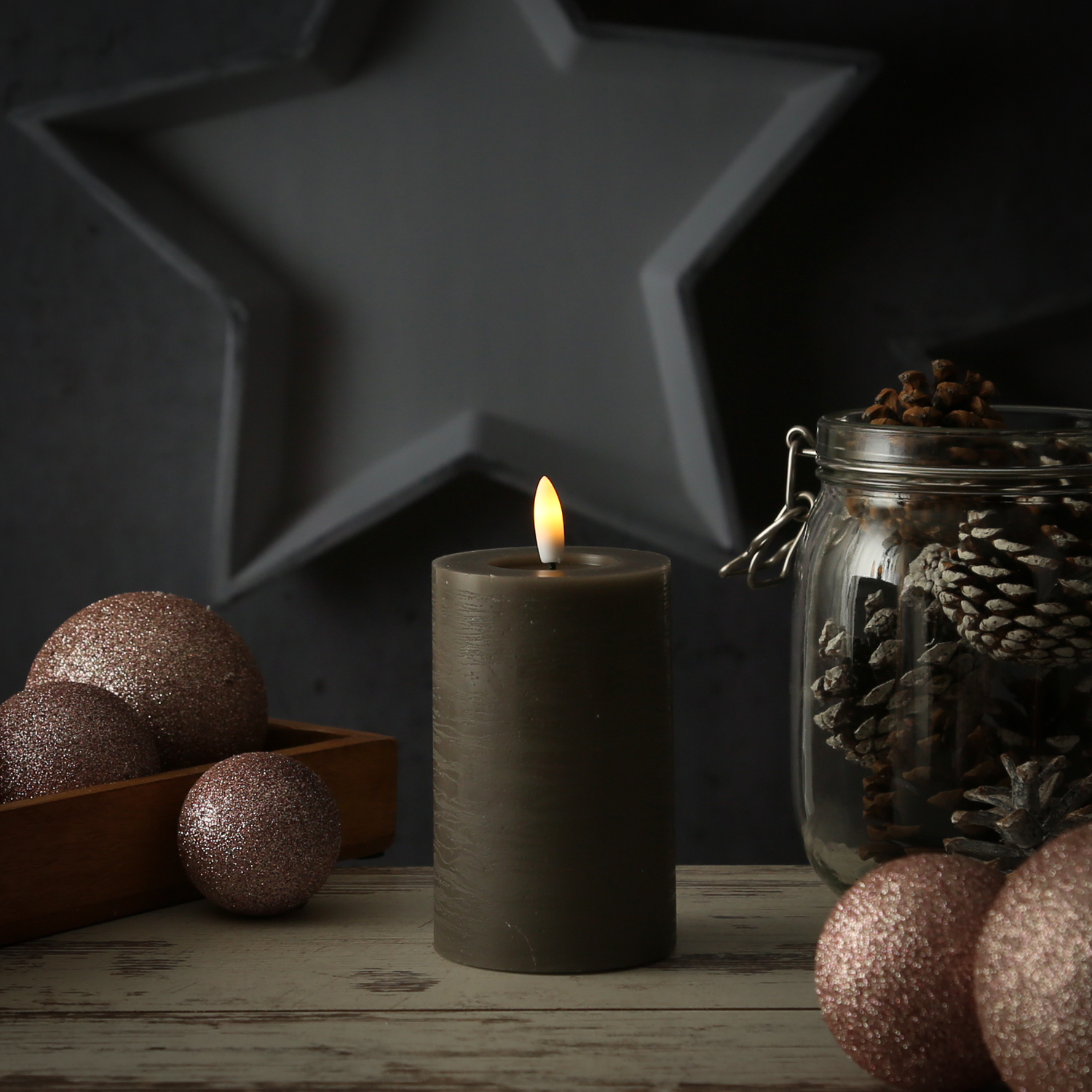 LED Kerze LINA - Rustik-Optik - Echtwachs - 3D Flamme - H: 11cm - D: 7cm - Batterie - Timer - grau