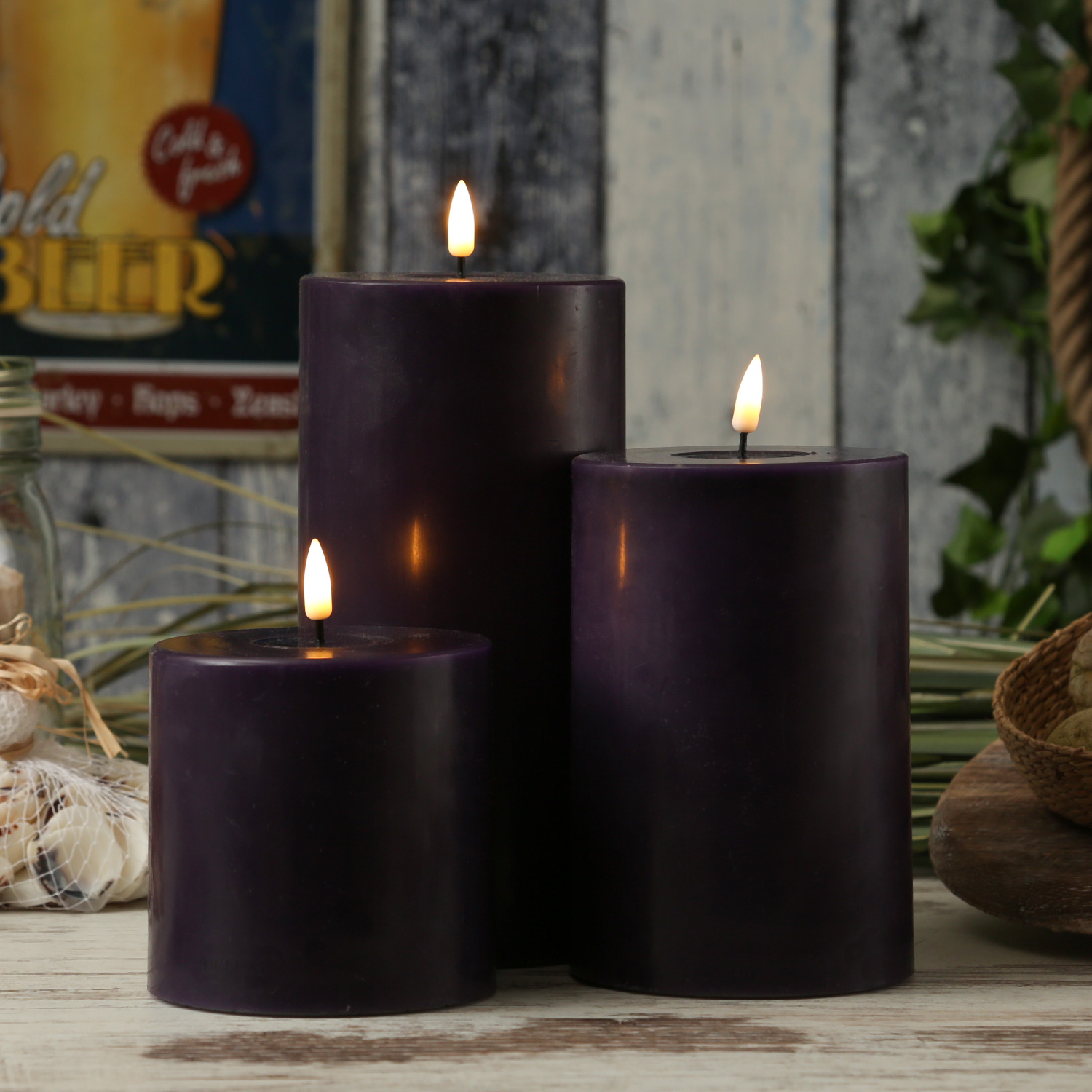 LED Stumpenkerze MIA - Echtwachs - realistische 3D Flamme - H: 10cm - D: 10cm - dunkellila LED Stumpenkerze MIA - Echtwachs - realistische 3D Flamme - H: 10cm - D: 10cm - dunkellila