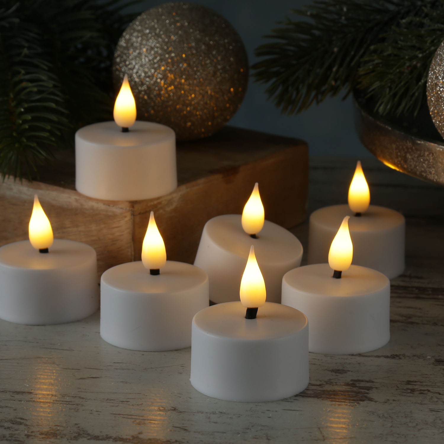 LED Teelichter - 4 wiederaufladbare LED Teelichter mit Ladestation - D- 4cm - flackernd - weiss LED Teelichter - 4 wiederaufladbare LED Teelichter mit Ladestation - D- 4cm - flackernd - weiss