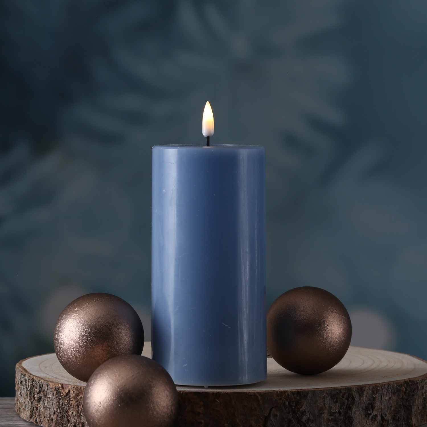 LED Stumpenkerze MIA - Echtwachs - realistische 3D Flamme - H: 15cm - D: 7,5cm - eisblau LED Stumpenkerze MIA - Echtwachs - realistische 3D Flamme - H: 15cm - D: 7,5cm - eisblau