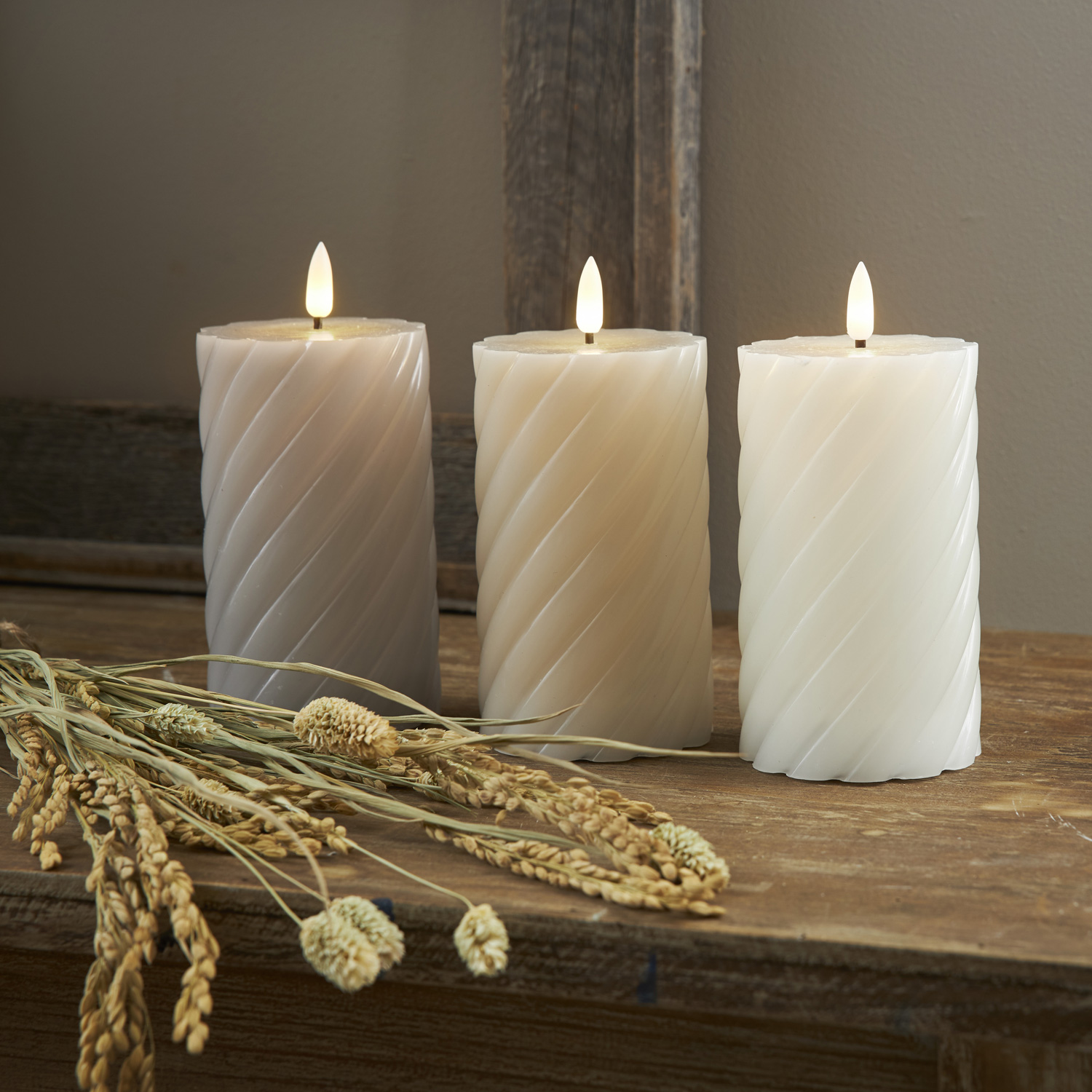 LED Stumpenkerze SWIRL - Echtwachs - warmweiße 3D Flamme - 15cm - Batterie - Timer - beige LED Stumpenkerze SWIRL - Echtwachs - warmweiße 3D Flamme - 15cm - Batterie - Timer - beige