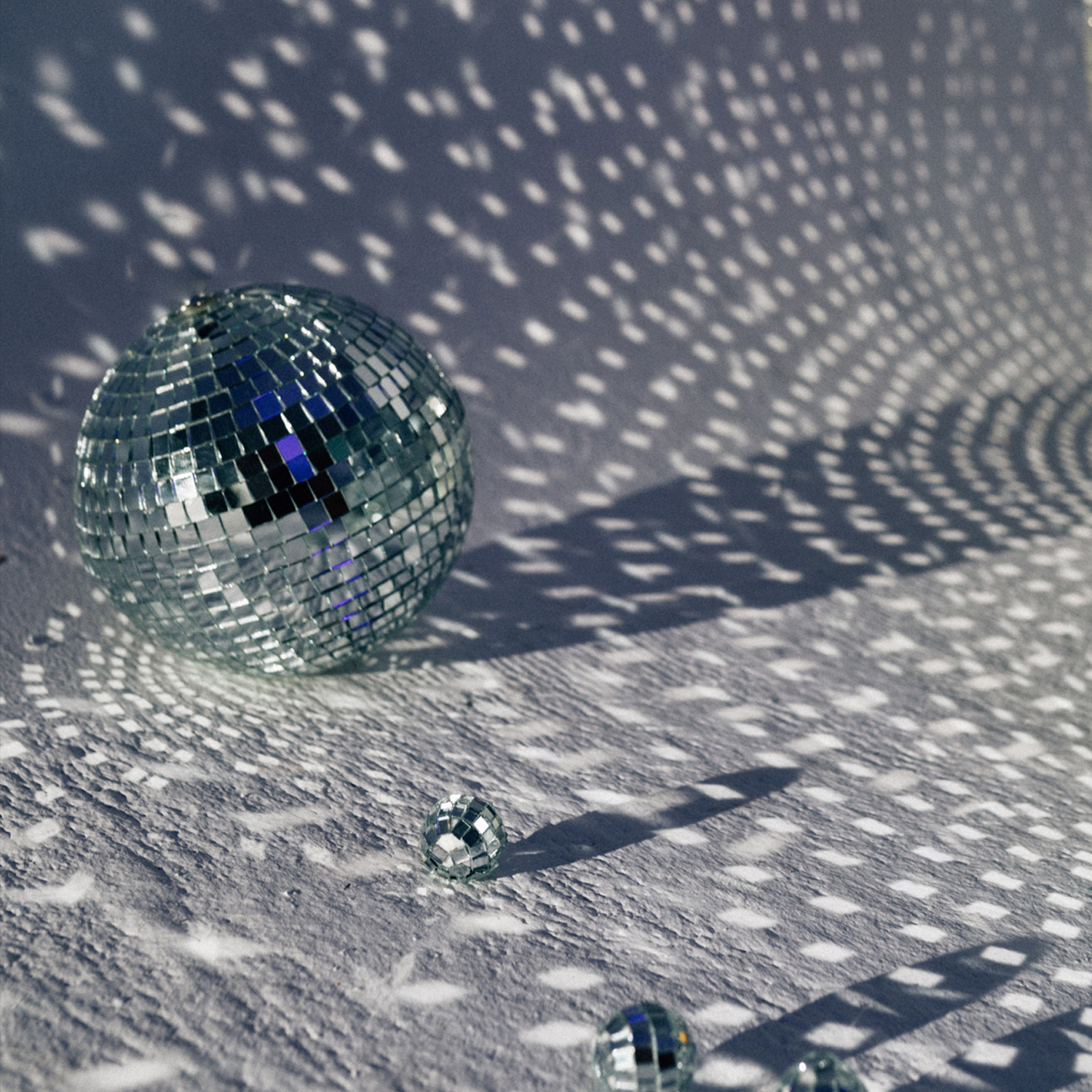 Spiegelkugel 15cm silber- Diskokugel (Discokugel) zur Dekoration - Echtglas - mirrorball silver chrome Spiegelkugel 15cm silber- Diskokugel (Discokugel) zur Dekoration - Echtglas - mirrorball silver chrome