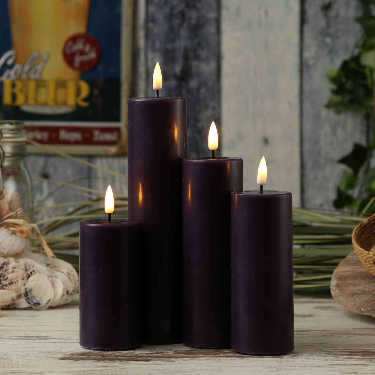 LED Stumpenkerze MIA - Echtwachs - realistische 3D Flamme - H: 12,5cm - D: 5cm - dunkellila LED Stumpenkerze MIA - Echtwachs - realistische 3D Flamme - H: 12,5cm - D: 5cm - dunkellila