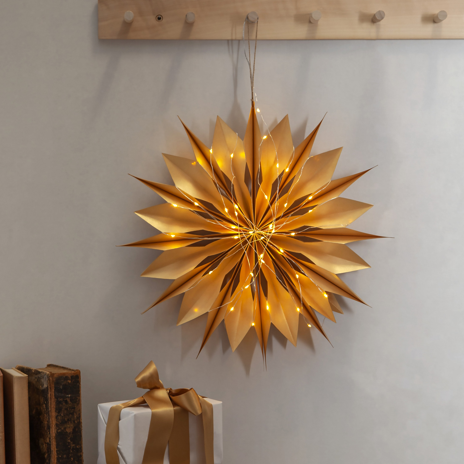 Papierstern MELLI - hängend - D: 45cm - 40 warmweiße LED an Drahtlichterkette  - Timer - gold Papierstern MELLI - hängend - D: 45cm - 40 warmweiße LED an Drahtlichterkette  - Timer - gold