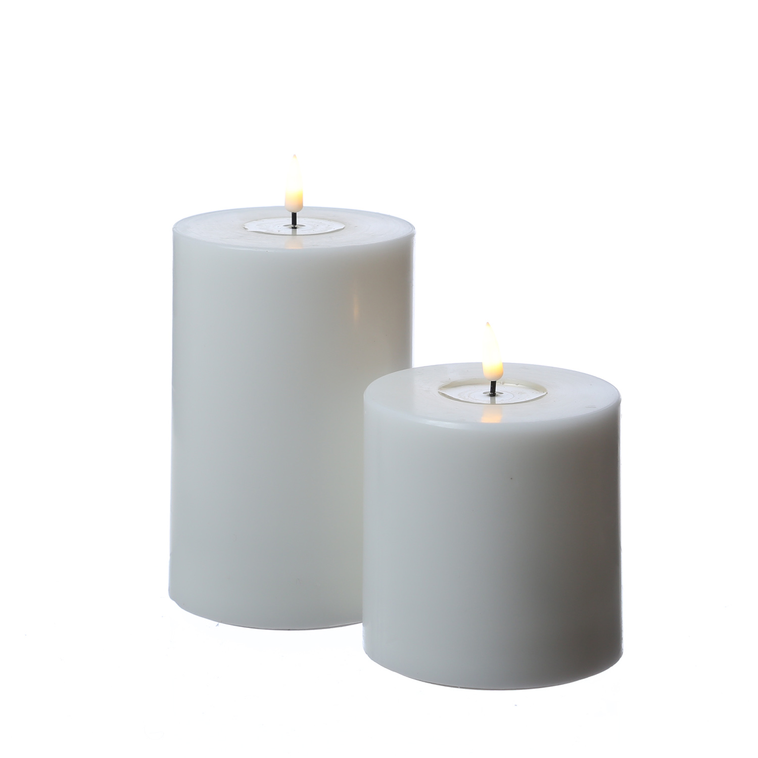 LED Stumpenkerze MIA - Echtwachs - realistische 3D Flamme - H: 15cm D: 10cm - Batteriebetrieb - weiß LED Stumpenkerze MIA - Echtwachs - realistische 3D Flamme - H: 15cm D: 10cm - Batteriebetrieb - weiß