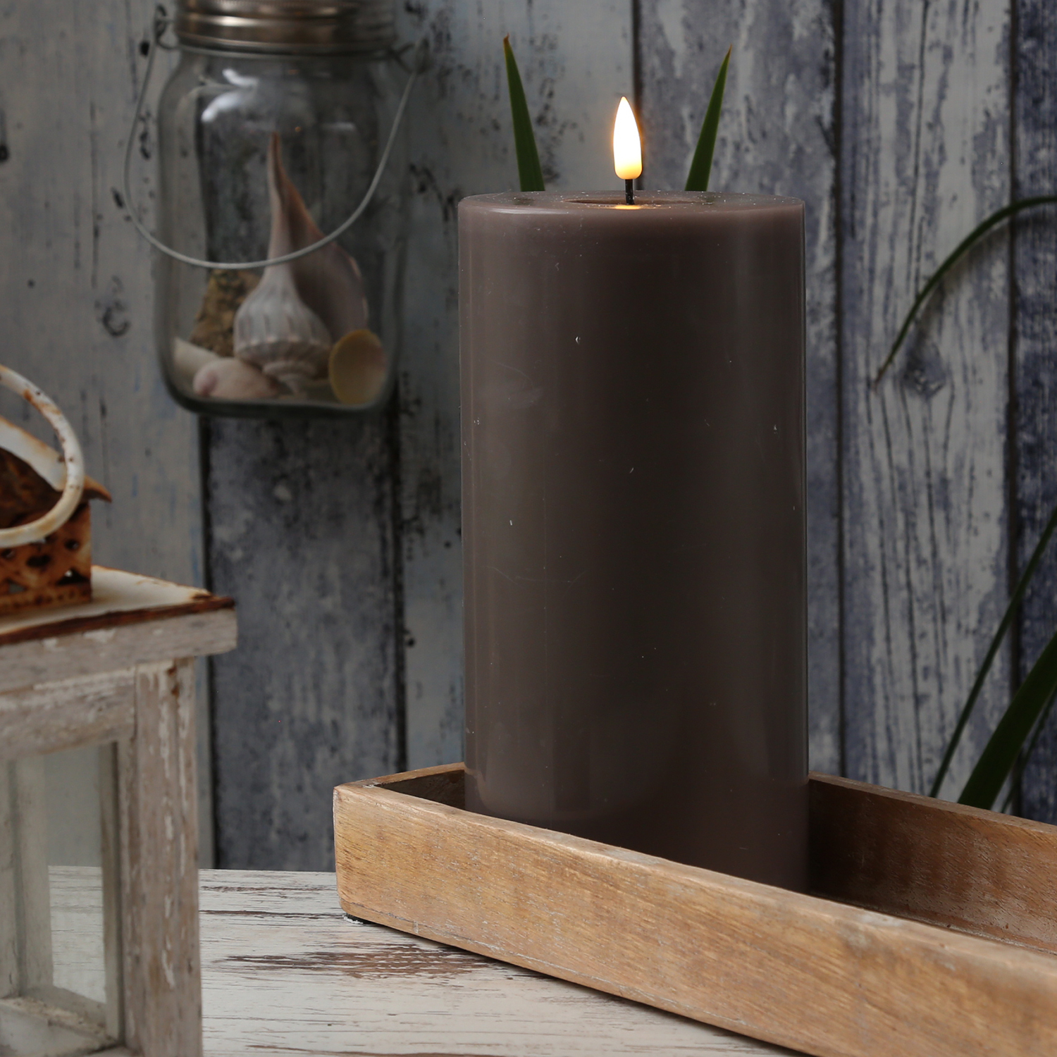 LED Stumpenkerze MIA - Echtwachs - realistische 3D Flamme - H: 20cm - D: 10cm - mokkafarben LED Stumpenkerze MIA - Echtwachs - realistische 3D Flamme - H: 20cm - D: 10cm - mokkafarben