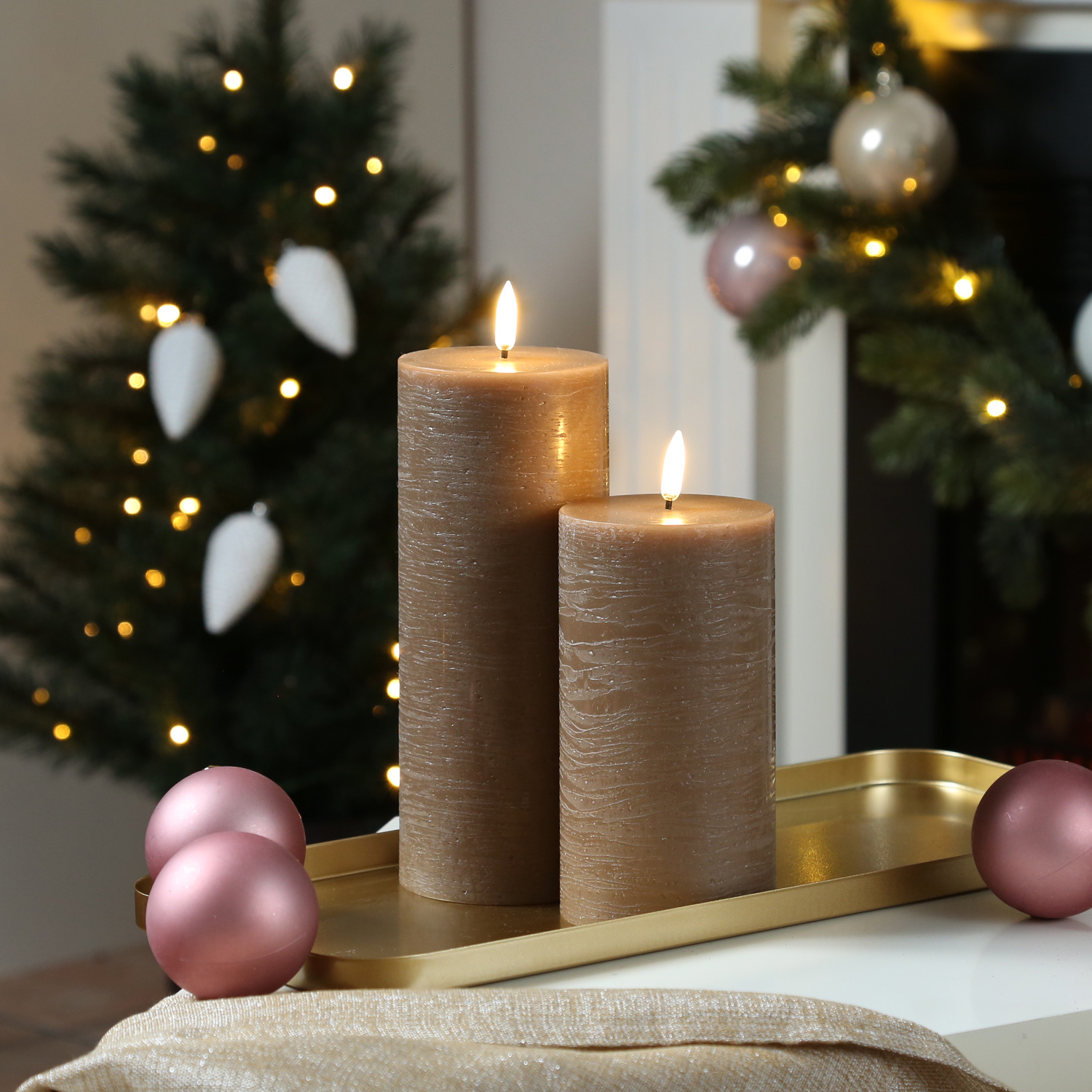 LED Kerze PIA - Rustik-Optik - Echtwachs - H: 15cm - D: 7,8cm - Timer - bis zu 1000 Std. - karamell LED Kerze PIA - Rustik-Optik - Echtwachs - H: 15cm - D: 7,8cm - Timer - bis zu 1000 Std. - karamell