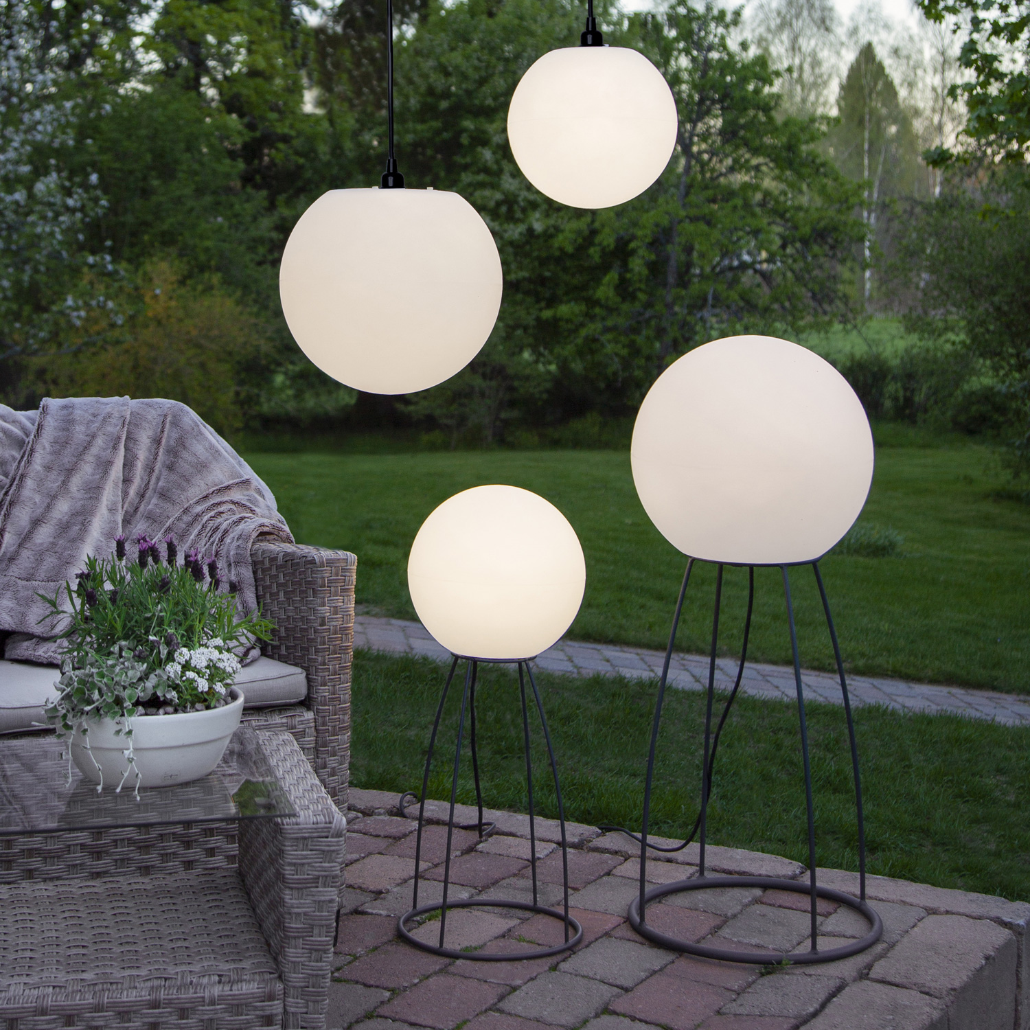 Beistelllampe/Gartenlampe "SIT" - outdoor IP65 - E27 Sockel - H: 70cm D: 29cm - max 23W - weiß Beistelllampe/Gartenlampe "SIT" - outdoor IP65 - E27 Sockel - H: 70cm D: 29cm - max 23W - weiß