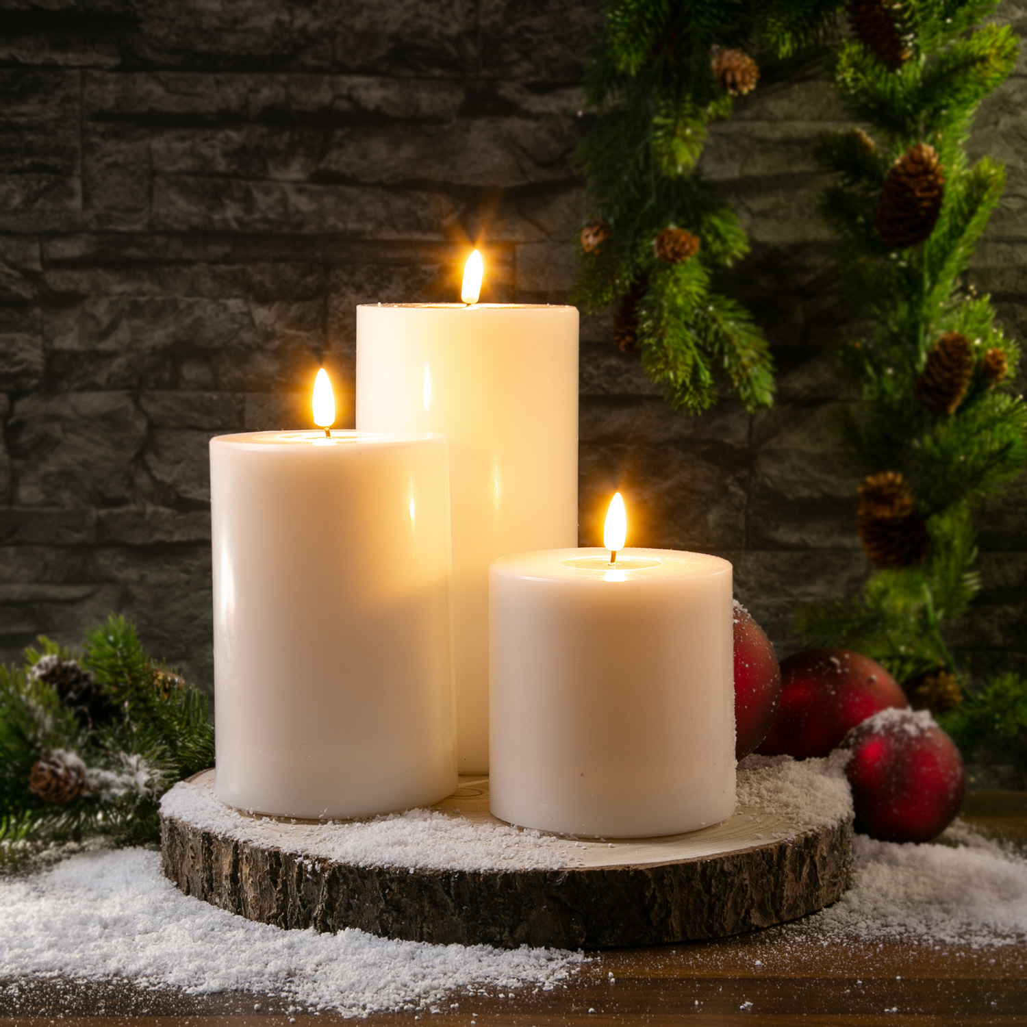 LED Stumpenkerze MIA - Echtwachs - realistische 3D Flamme - H: 15cm D: 10cm - Batteriebetrieb - weiß LED Stumpenkerze MIA - Echtwachs - realistische 3D Flamme - H: 15cm D: 10cm - Batteriebetrieb - weiß