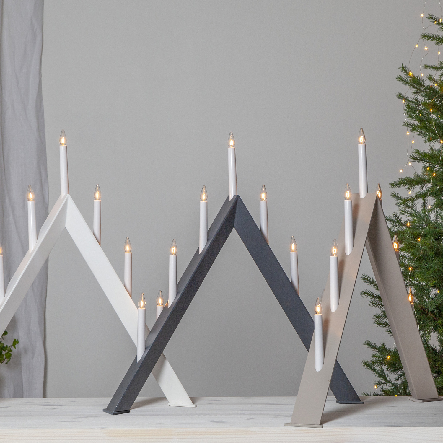 Fensterleuchter ARROW - 7 warmweiße Glühlampen - L: 60cm, H: 64,5cm - Holz - Schalter - Hellgrau Fensterleuchter ARROW - 7 warmweiße Glühlampen - L: 60cm, H: 64,5cm - Holz - Schalter - Hellgrau
